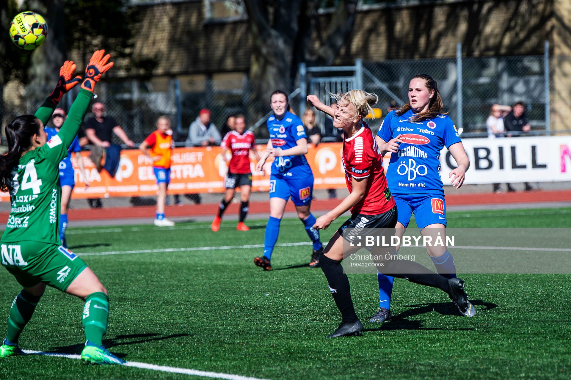 Limhamn Bunkeflos Sophie Sundqvist nickar in 1-1 på Örebros målvakt Nora Abolins under fotbollsmatchen i Damallsvenskan mellan Limhamn Bunkeflo och Örebro den 22 april 2019 i Malmö.