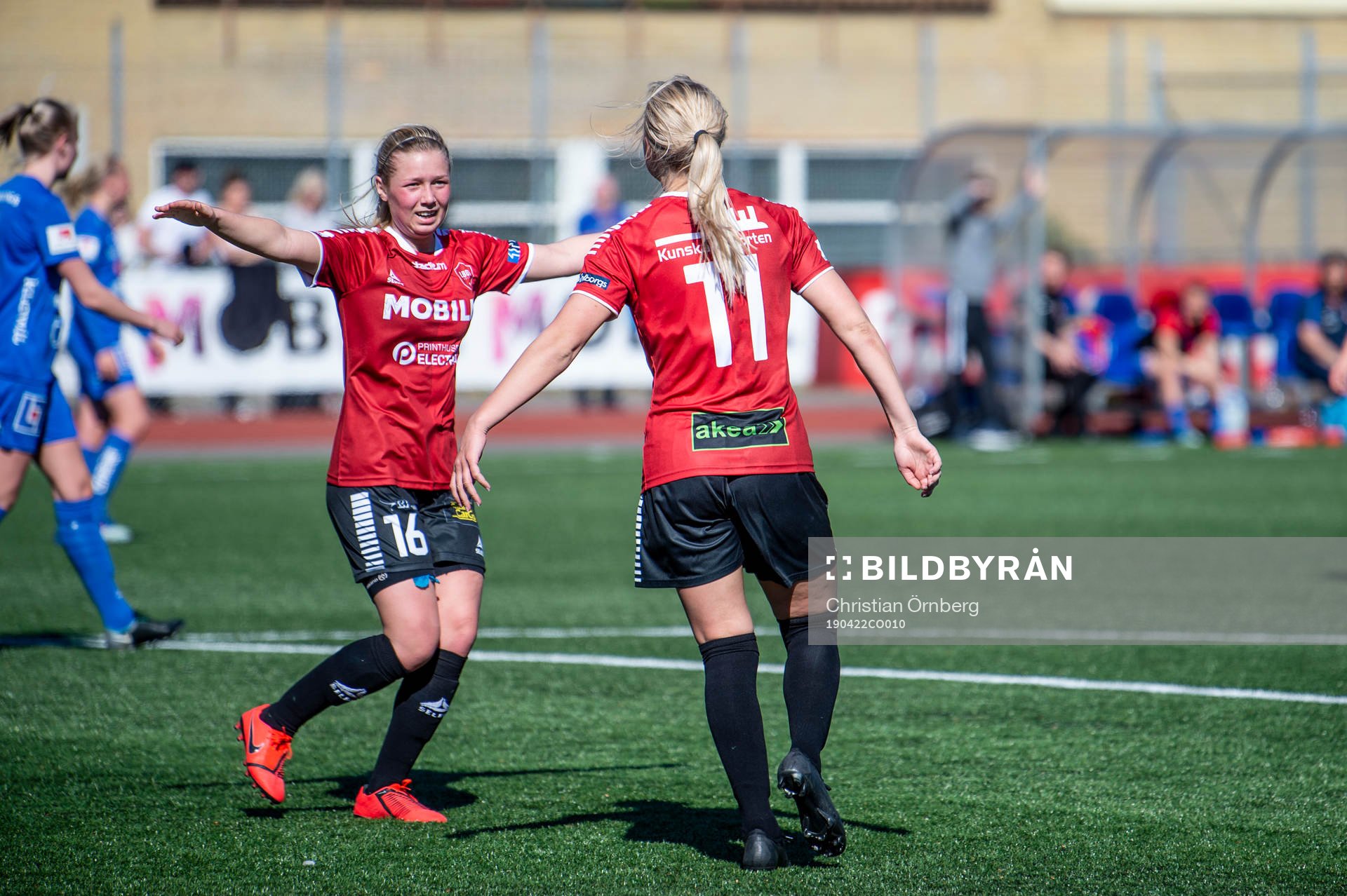 Limhamn Bunkeflos Elina Lenir och Sophie Sundqvist jublar efter 1-1 under fotbollsmatchen i Damallsvenskan mellan Limhamn Bunkeflo och Örebro den 22 april 2019 i Malmö.