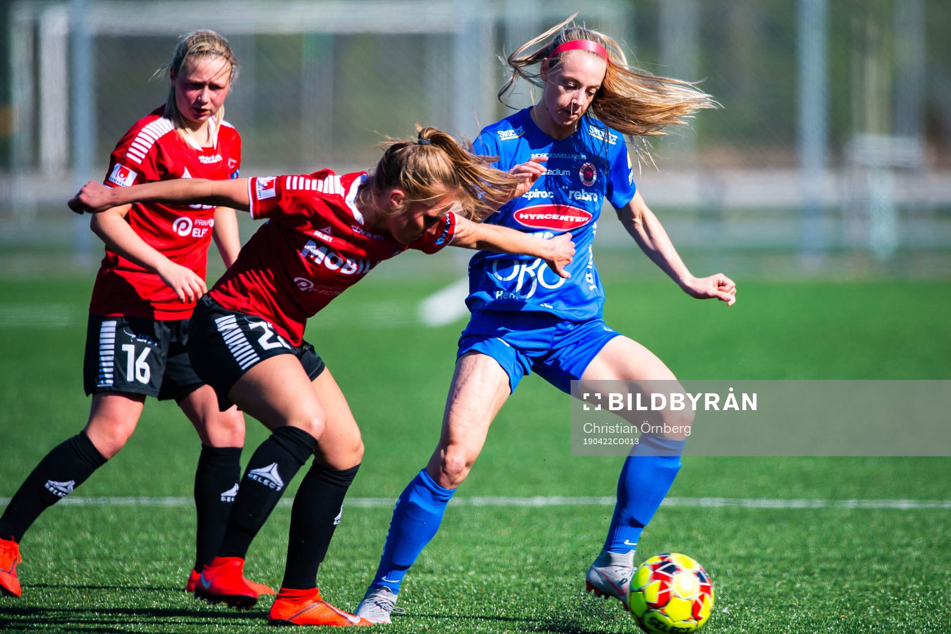 Örebros Kayla Braffet och Limhamn Bunkeflos Hanna Persson under fotbollsmatchen i Damallsvenskan mellan Limhamn Bunkeflo och Örebro den 22 april 2019 i Malmö.