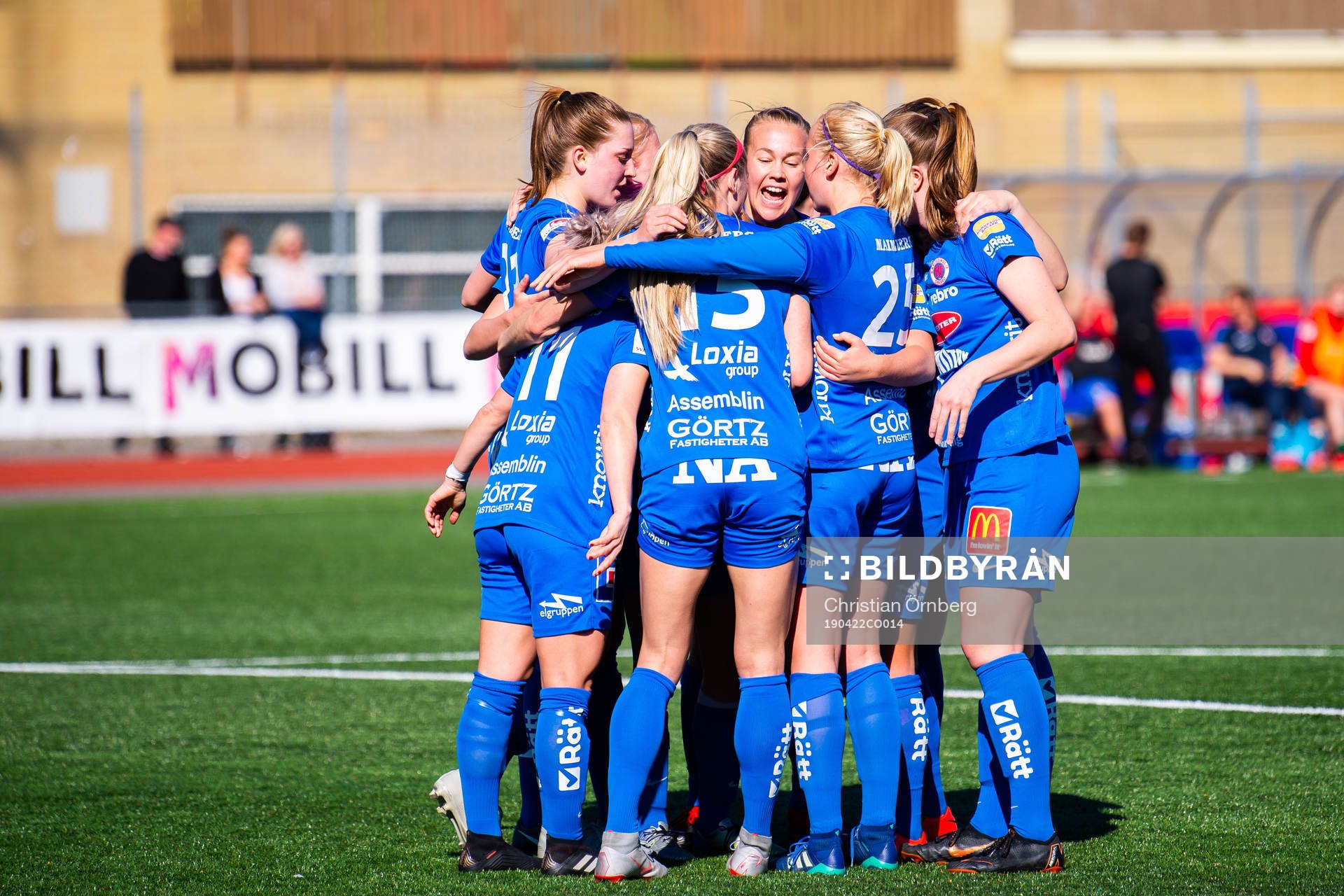 Örebros Addison Steiner  jublar med lagkamrater