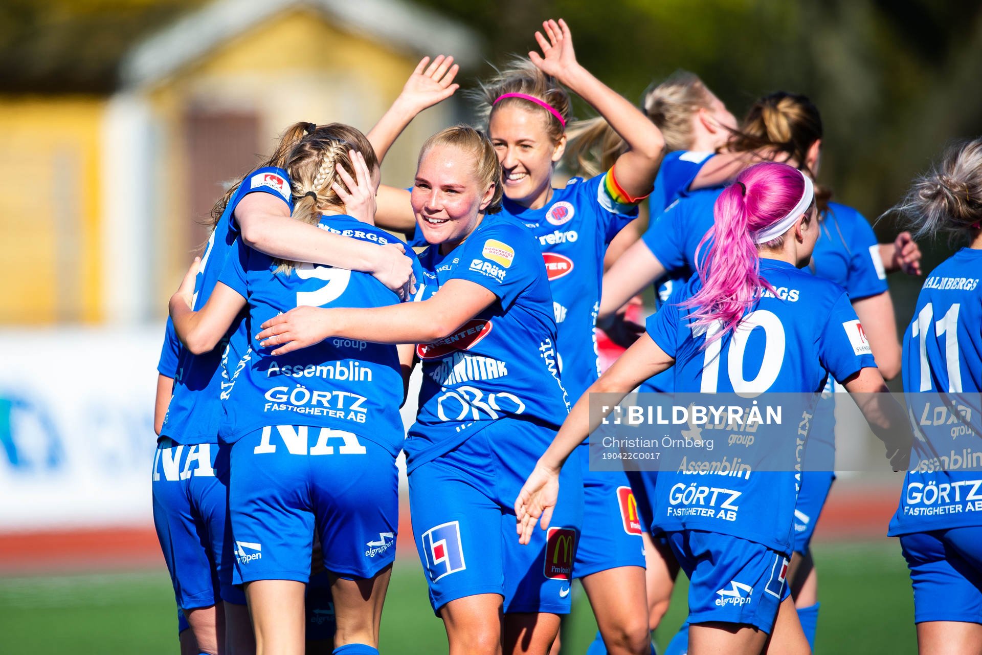 Örebros Sara Lilja Vidlund jublar med lagkamrater