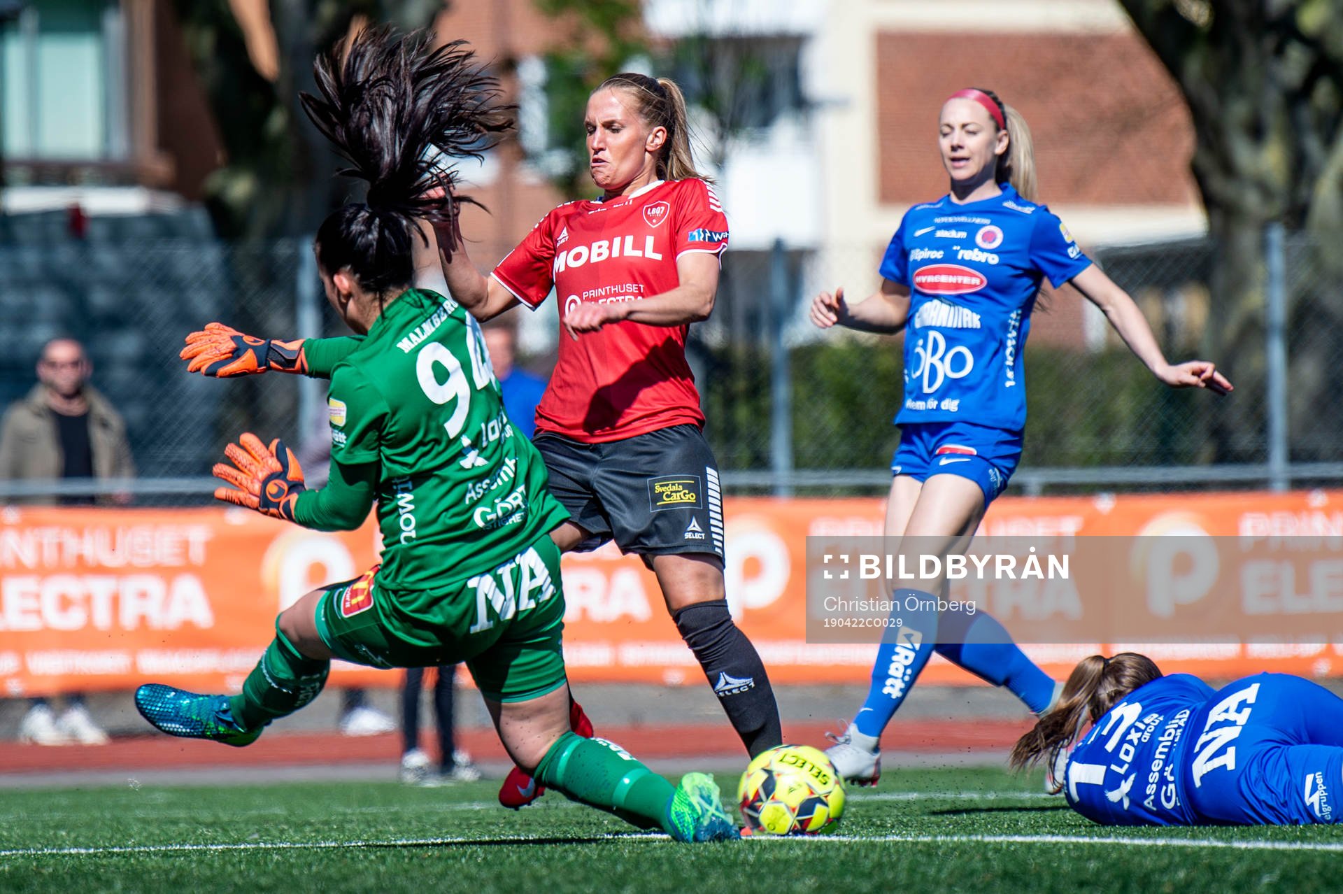 Limhamn Bunkeflos Hanna Persson mot Örebros målvakt Nora Abolins under fotbollsmatchen i Damallsvenskan mellan Limhamn Bunkeflo och Örebro den 22 april 2019 i Malmö.