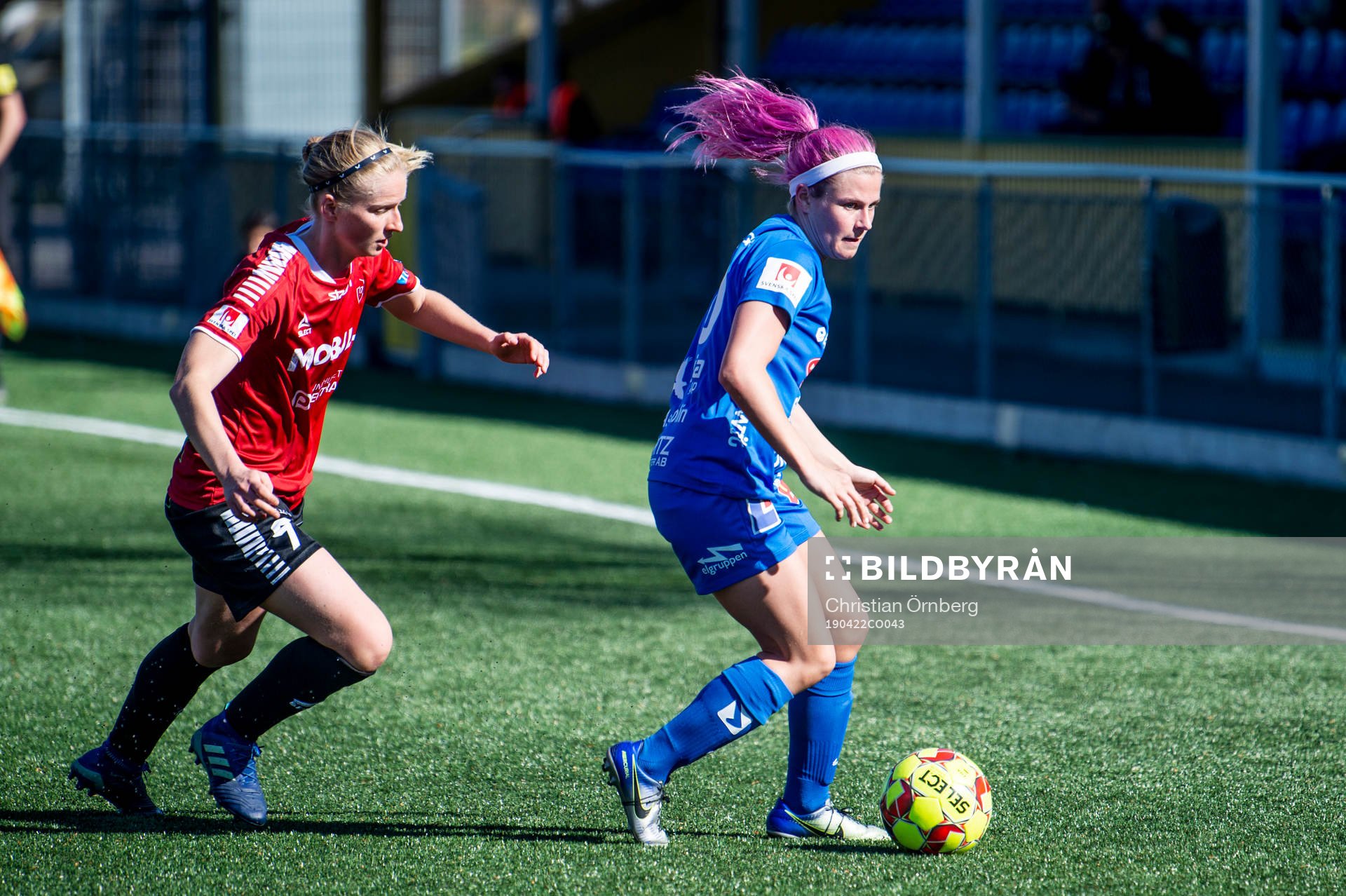 Limhamn Bunkeflos Amanda Kander mot Örebros Addison Steiner under fotbollsmatchen i Damallsvenskan mellan Limhamn Bunkeflo och Örebro den 22 april 2019 i Malmö.