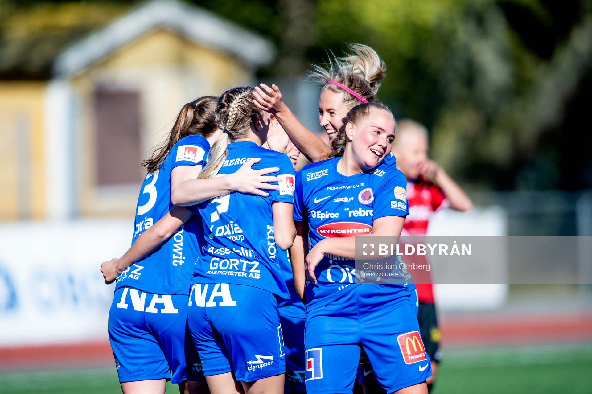 Örebros Sara Lilja Vidlund jublar med lagkamraterna