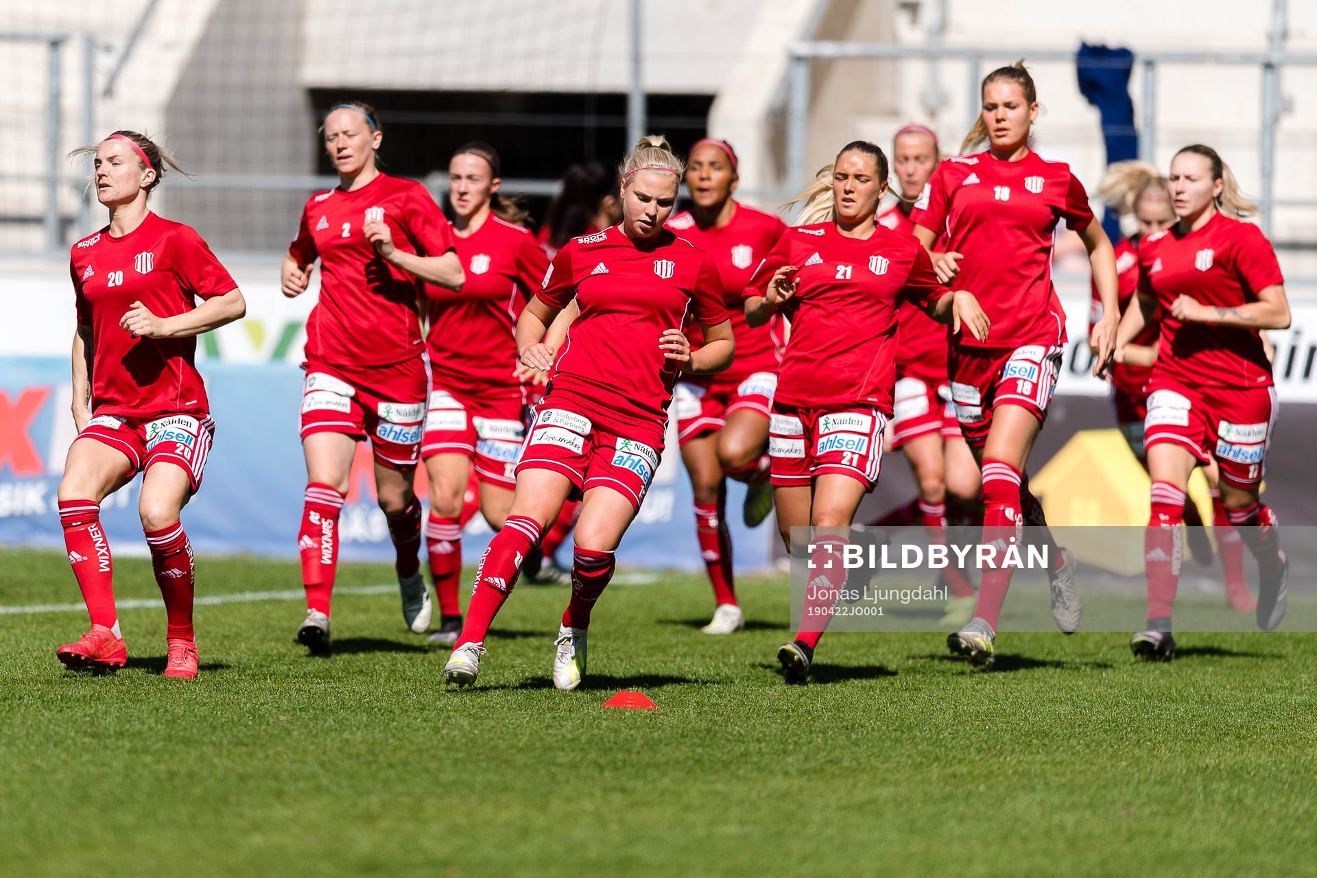 Piteås spelare värmer upp före fotbollsmatchen i
