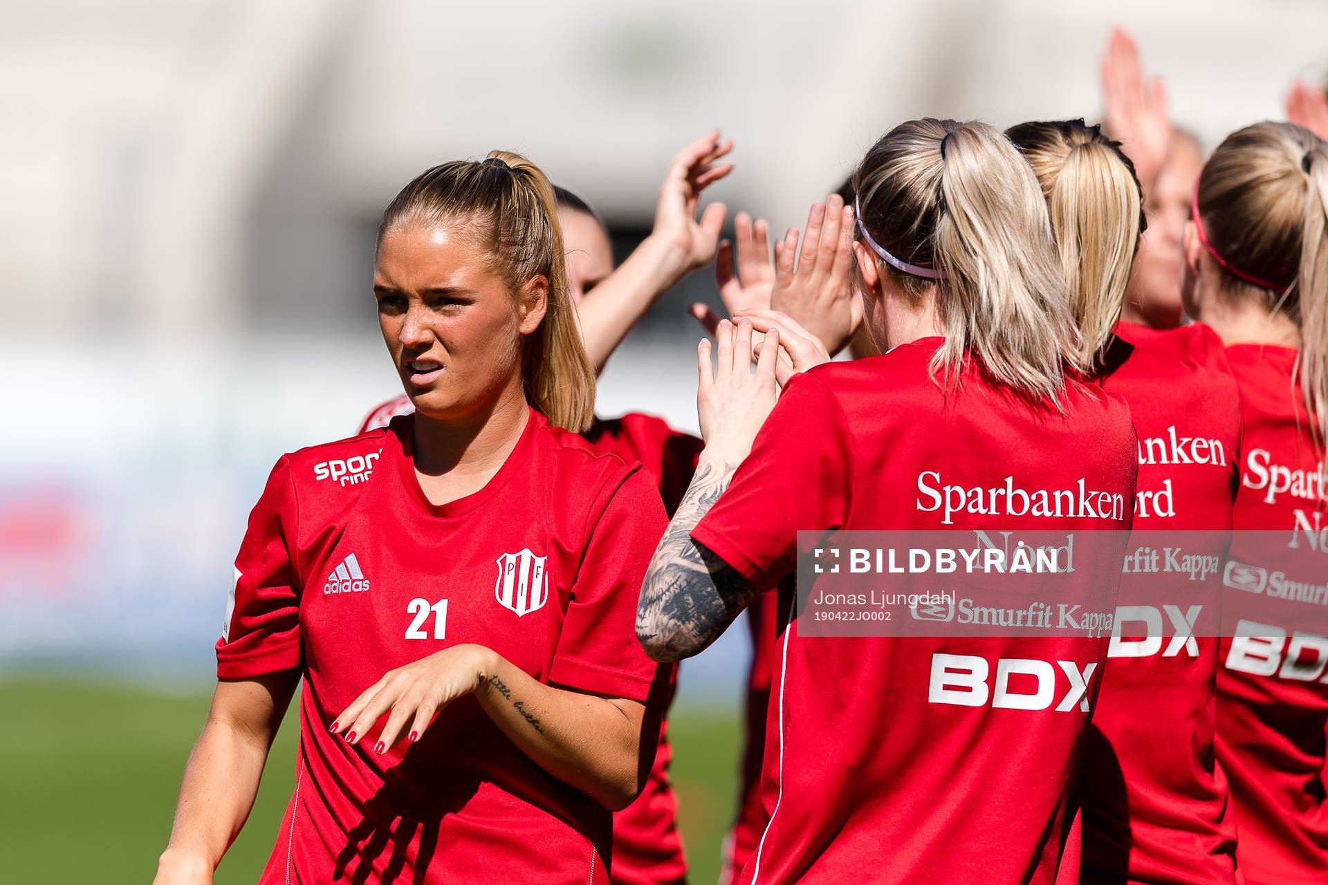 Piteås Ronja Aronsson värmer upp före fotbollsmatchen i
