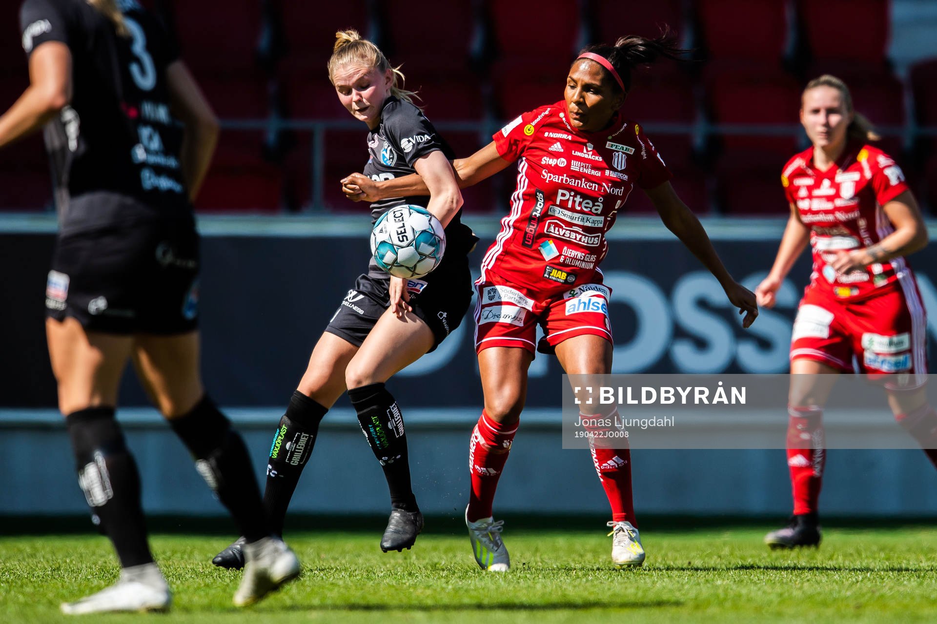 Piteås Madelen Janogy och Växjös Amanda Persson under fotbollsmatchen i Damallsvenskan mellan Växjö och Piteå den 22 april 2019 i Växjö.