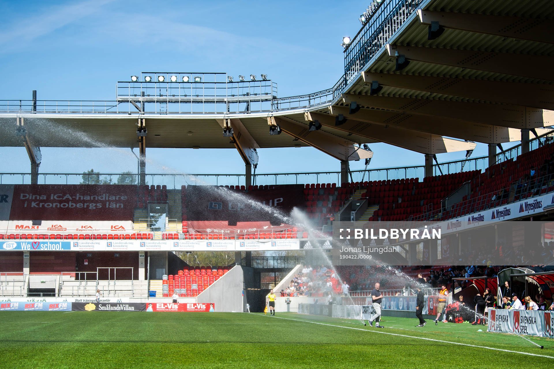 En vattenspridare sprutar vatten
