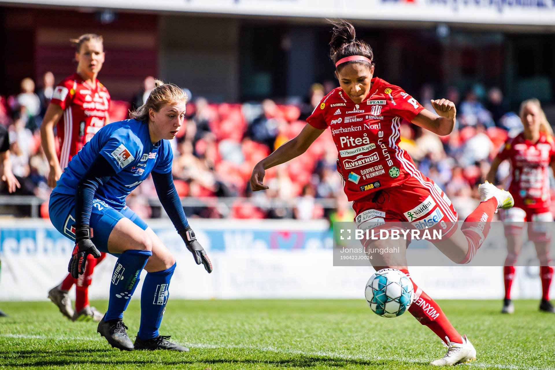 Växjös målvakt Moa Edrud och Piteås Madelen Janogy