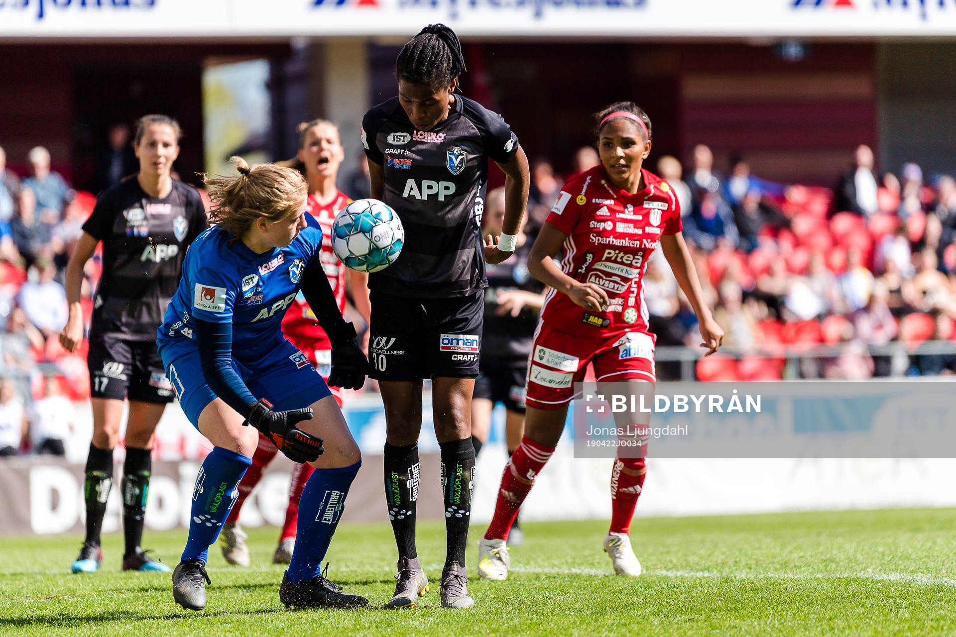 Växjös målvakt Moa Edrud och Ritah Kivumbi