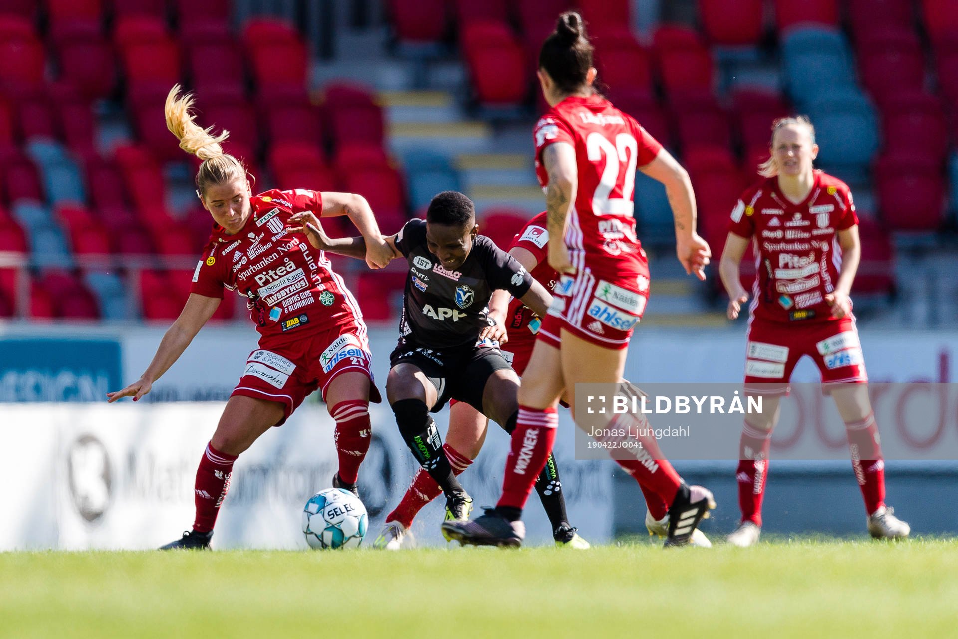 Piteås Ronja Aronsson i kamp med Växjös Ritah Kivumbi under fotbollsmatchen i Damallsvenskan mellan Växjö och Piteå den 22 april 2019 i Växjö.