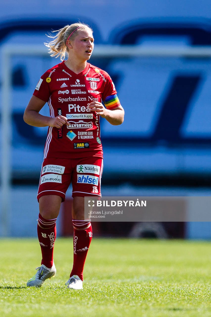 Piteås Ellen Löfqvist under fotbollsmatchen i Damallsvenskan mellan Växjö och Piteå den 22 april 2019 i Växjö.