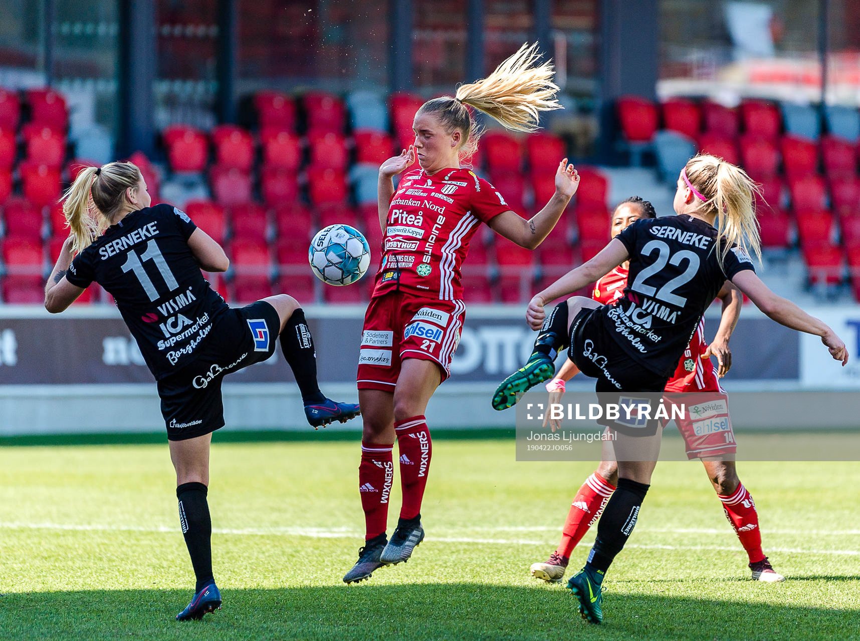 Piteås Ronja Aronsson mellan Växjös Emmi Alanen  och