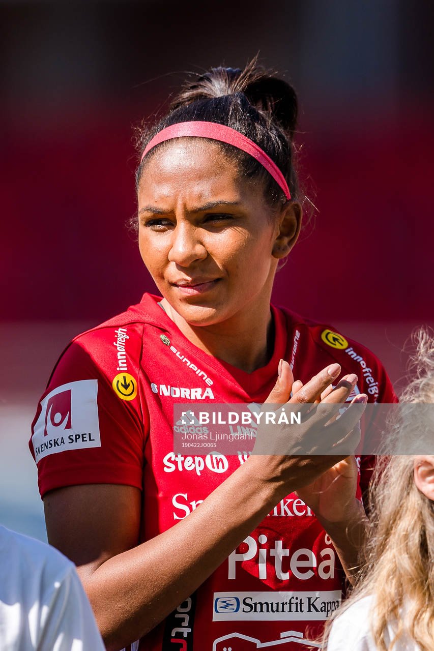 Piteås Madelen Janogy före fotbollsmatchen i