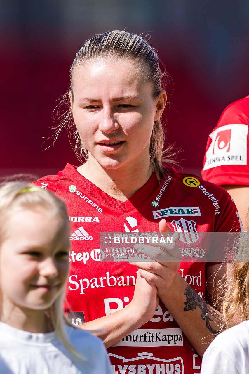 Piteås Selina Henriksson före fotbollsmatchen i