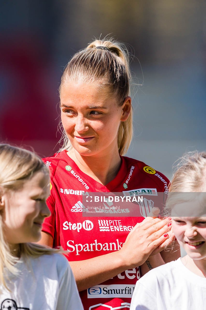 Piteås Ronja Aronsson före fotbollsmatchen i