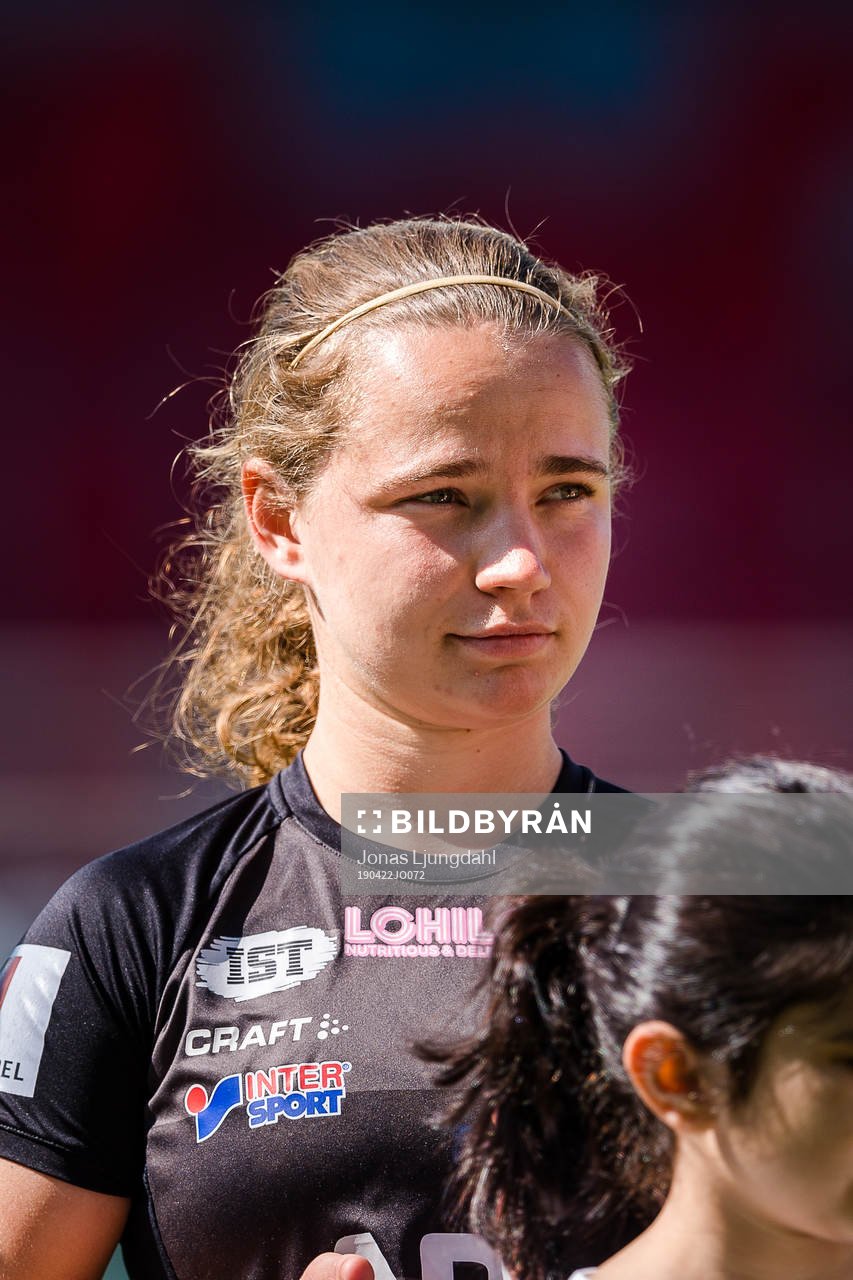 Växjös Signe Holt Andersen före fotbollsmatchen i