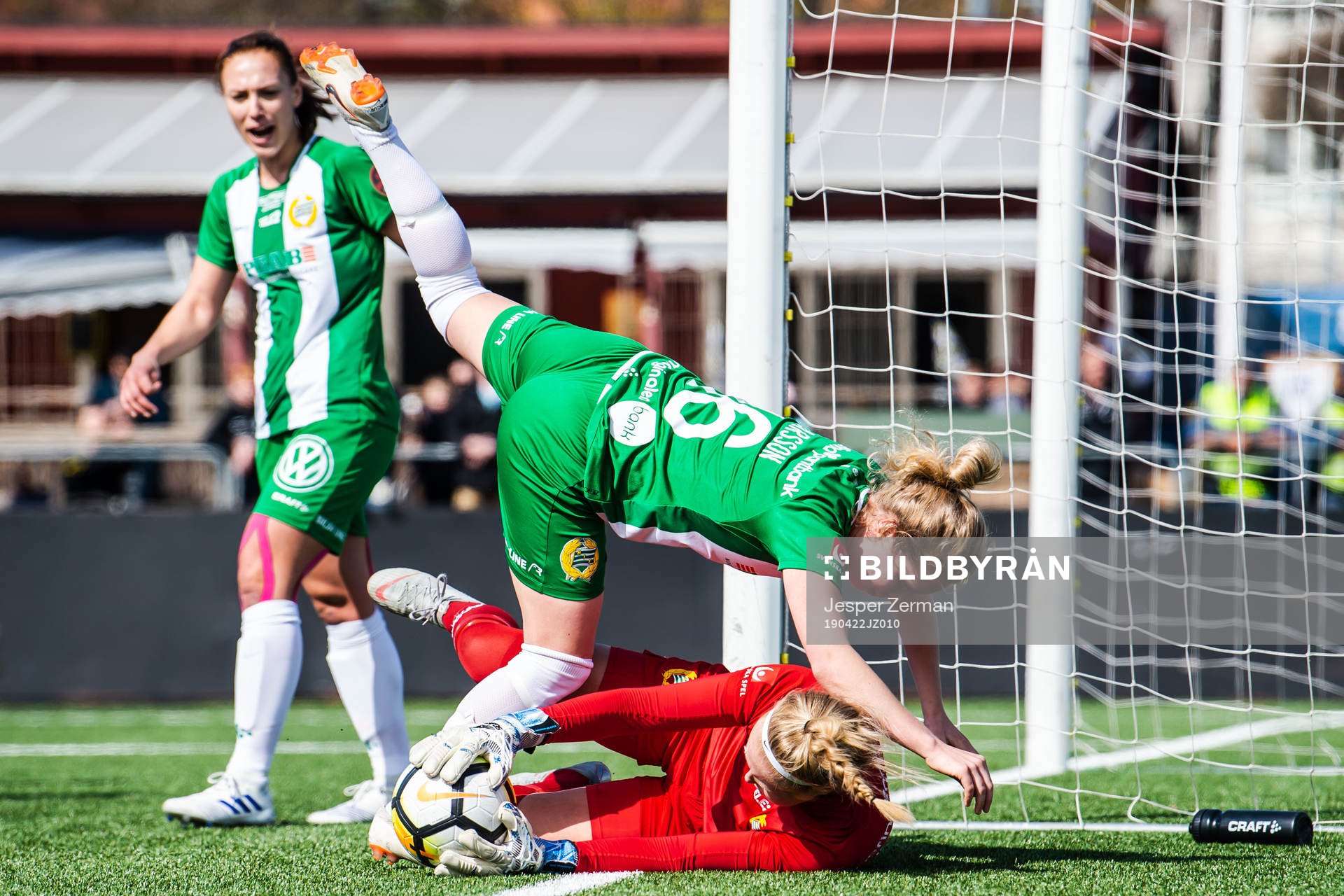 Hammarbys Emilia Larsson faller över målvakt Jonna