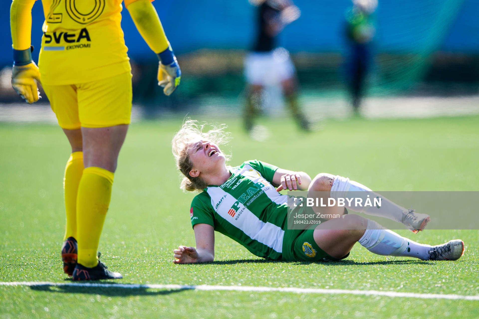 Hammarbys Emilia Larsson har ont under fotbollsmatchen i Elitettan mellan AIK och Hammarby den 22 APRIL 2019 i Stockholm.