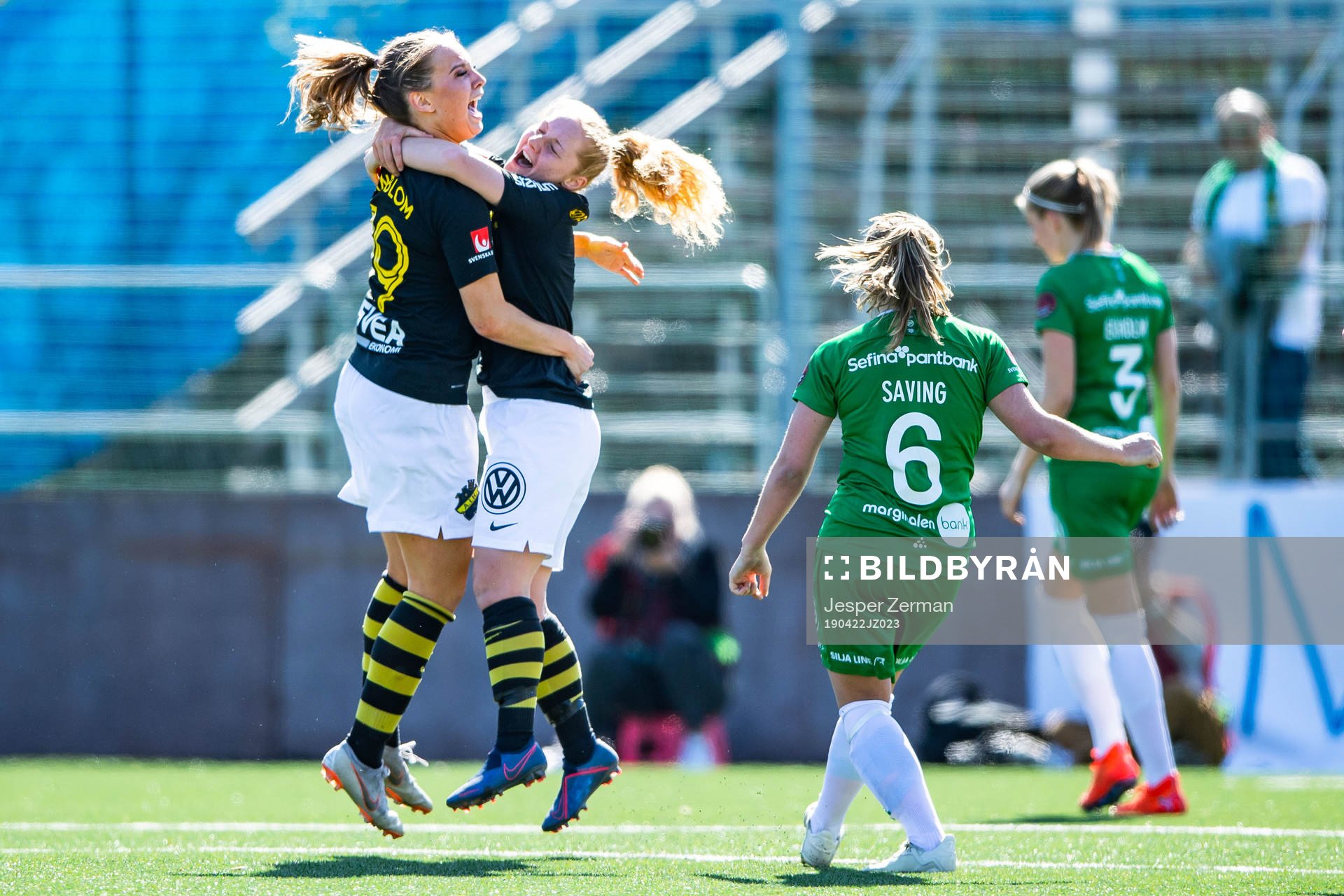 AIK:s Elsa Törnblom jublar efter 1-1 under fotbollsmatchen i Elitettan mellan AIK och Hammarby den 22 APRIL 2019 i Stockholm.