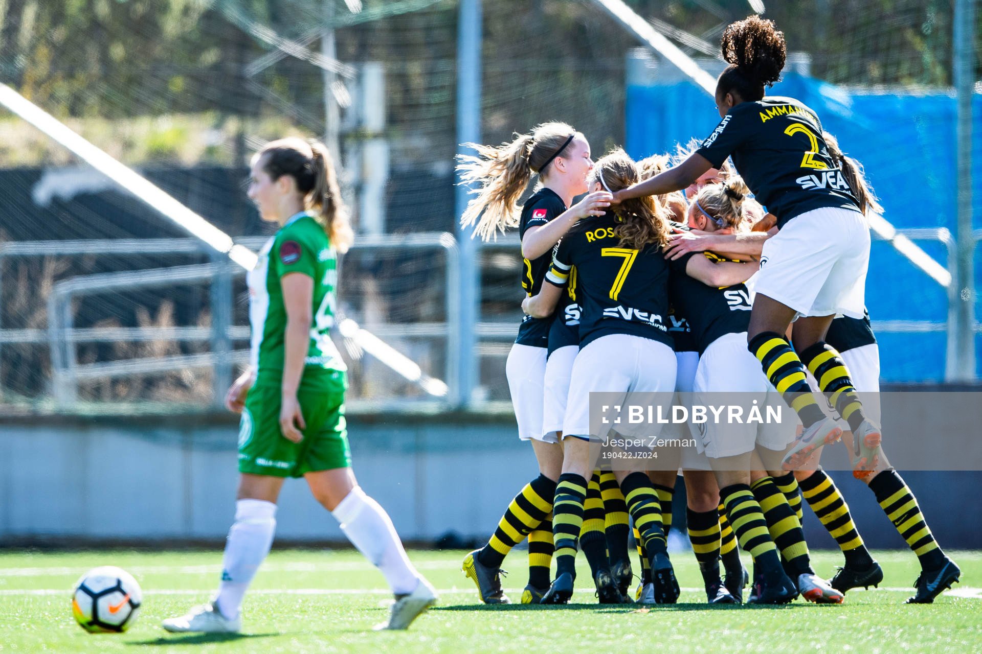 AIK:s Elsa Törnblom jublar med lagkamrater efter 1-1 under fotbollsmatchen i Elitettan mellan AIK och Hammarby den 22 APRIL 2019 i Stockholm.