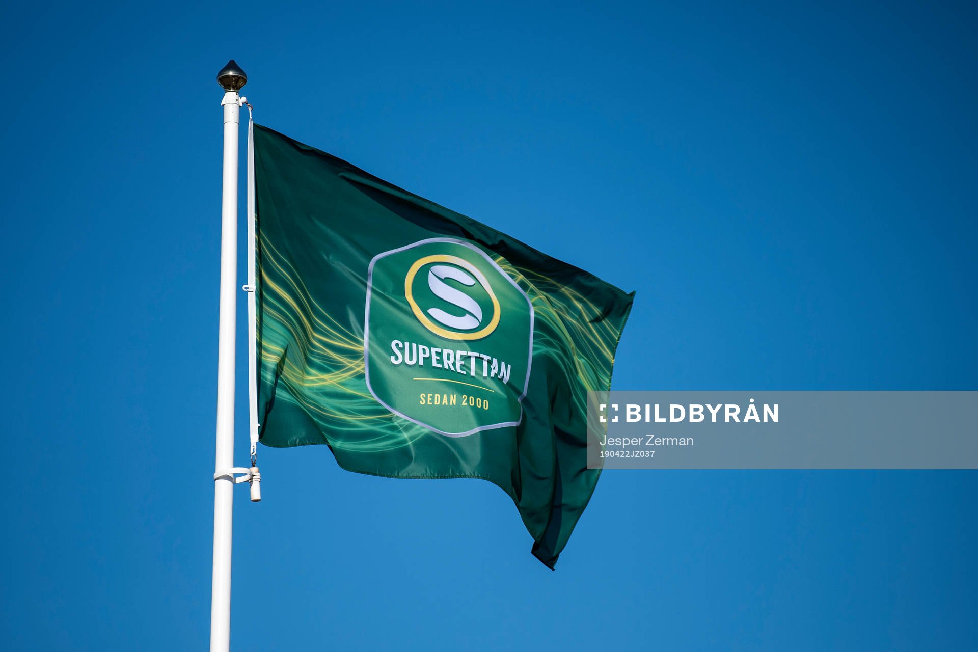 En flagga med Superettans logo