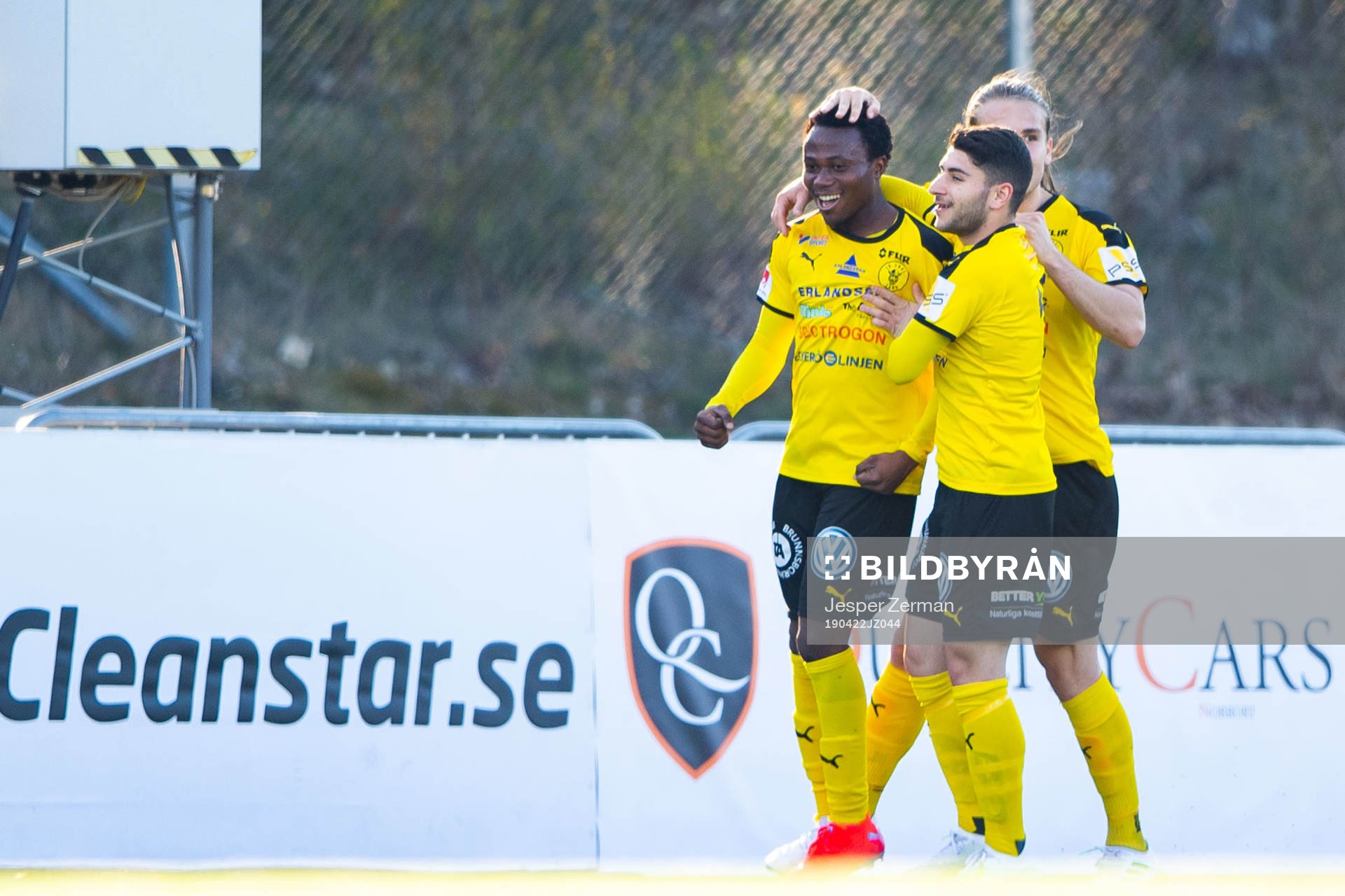 Frejs Abdul Halik Hudu (t v) jublar med Andre Alsanati