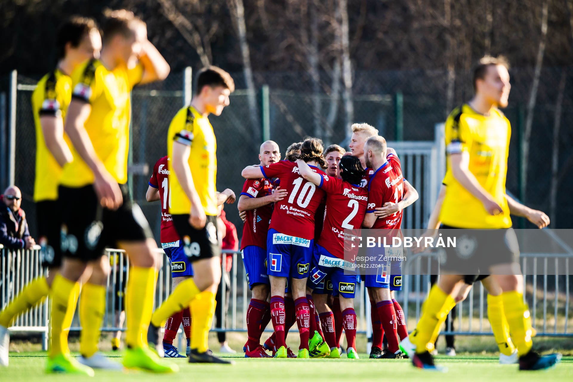 Östers Carl Johansson  jublar med lagkamrater