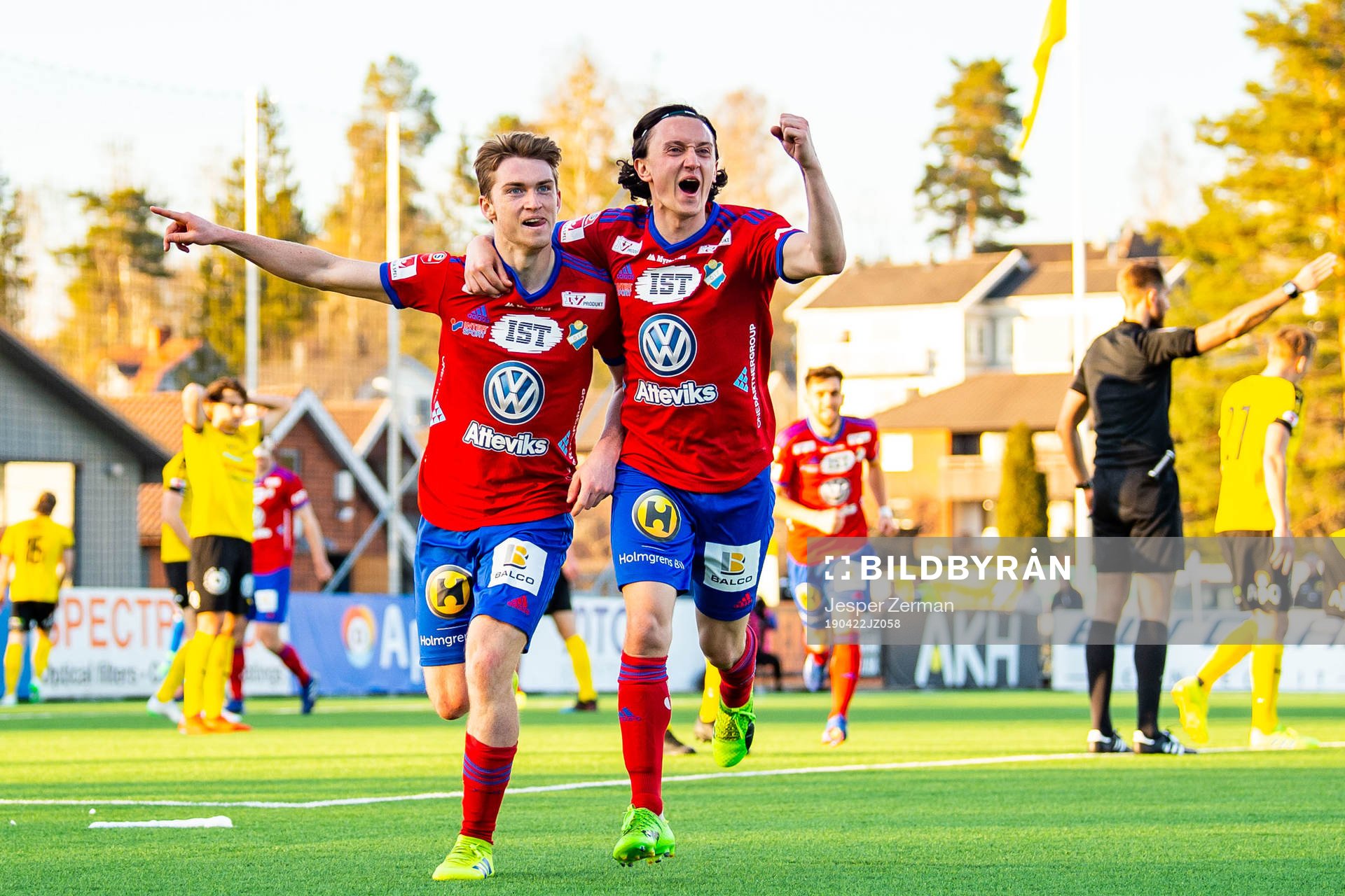 Östers Carl Johansson och Mattias Pavic jublar efter 1-2 under fotbollsmatchen i Superettan mellan Frej och Öster den 22 april 2019 i Stockholm.
