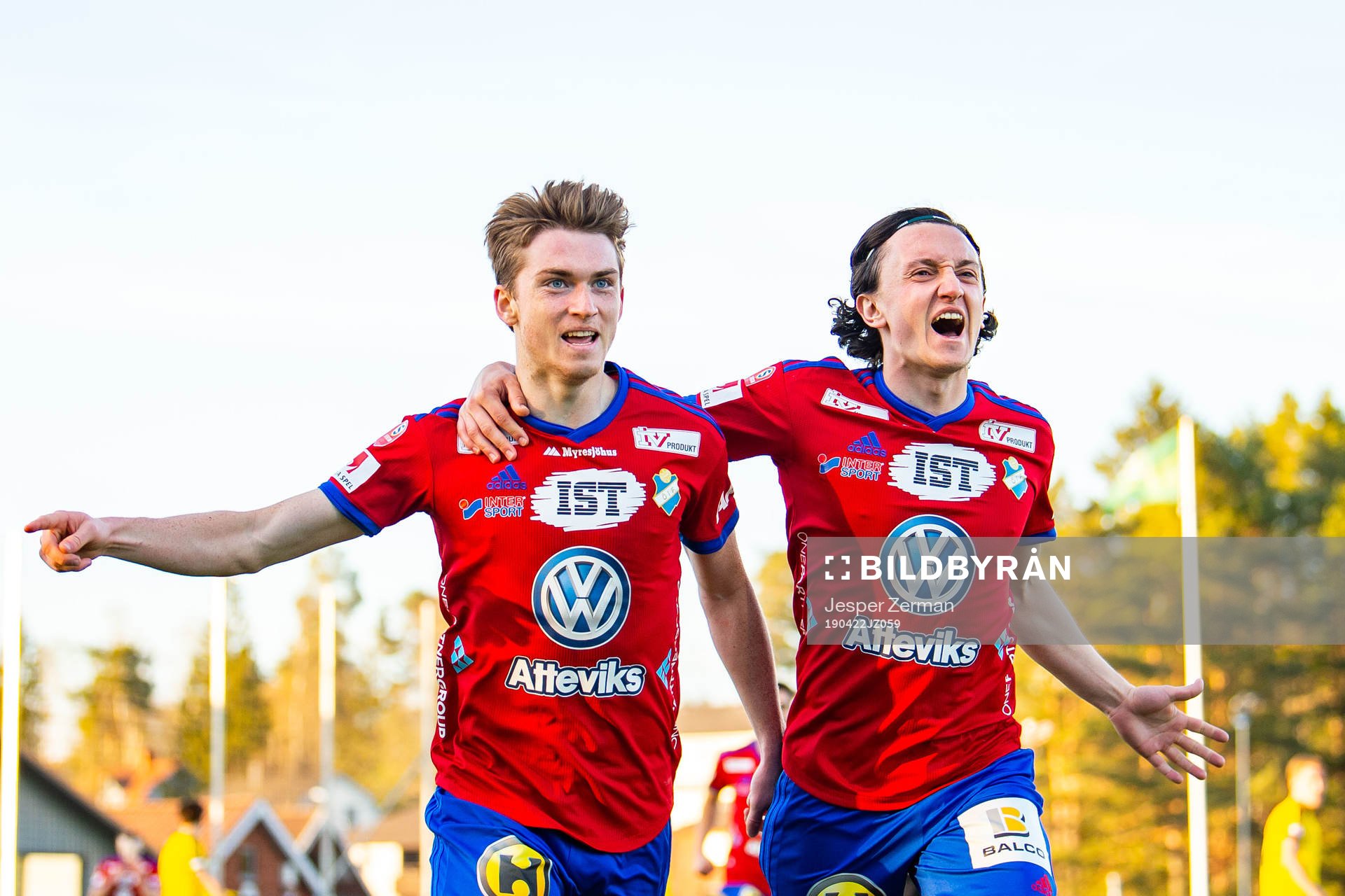 Östers Carl Johansson jublar med Mattias Pavic