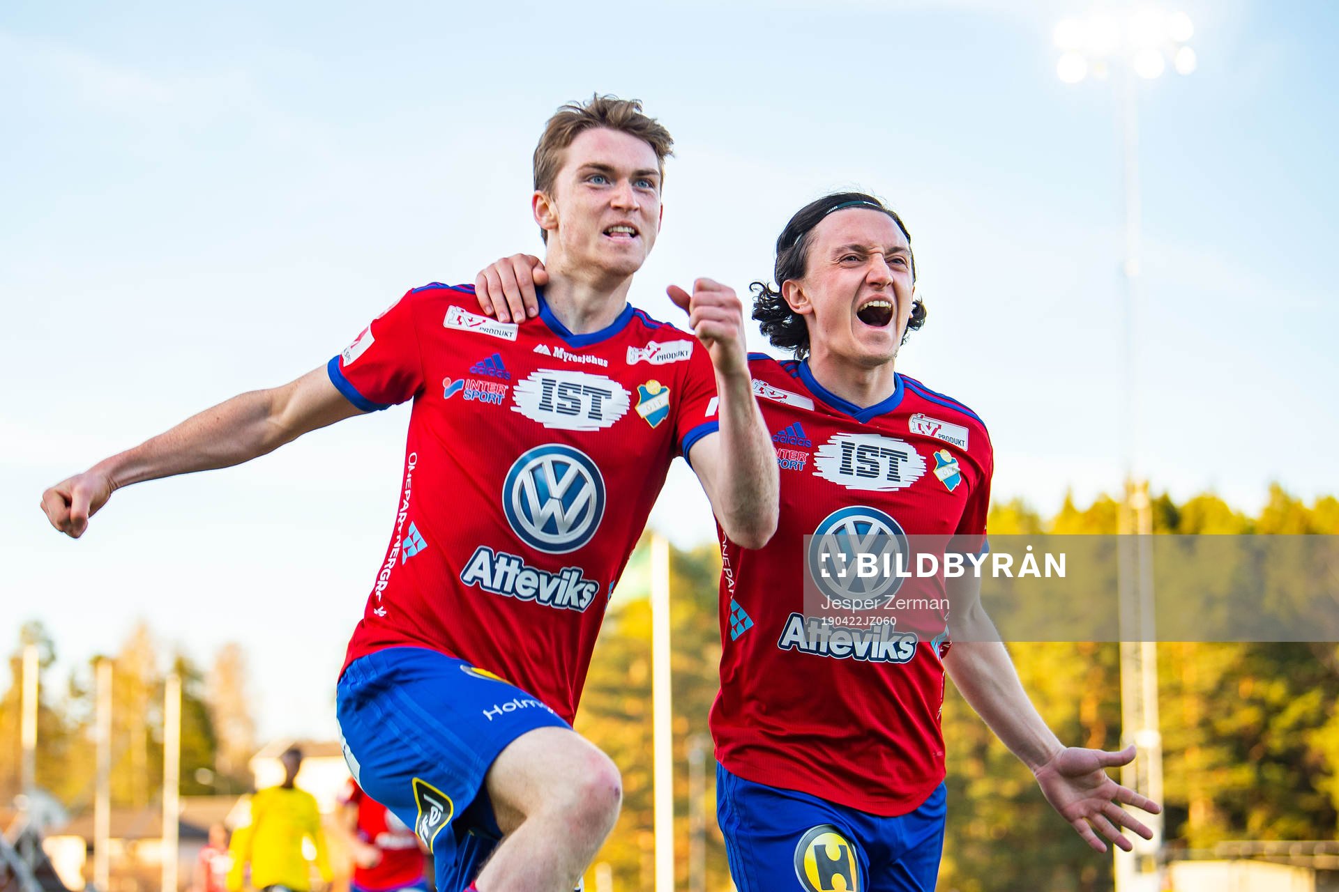 Östers Carl Johansson jublar med Mattias Pavic