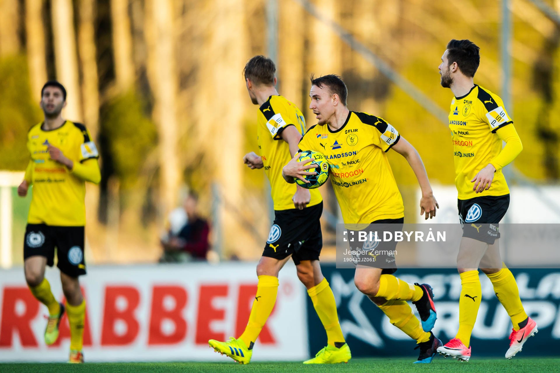 Frejs Melvin Fritzhell jublar med lagkamrater efter 2-2 under fotbollsmatchen i Superettan mellan Frej och Öster den 22 april 2019 i Stockholm.
