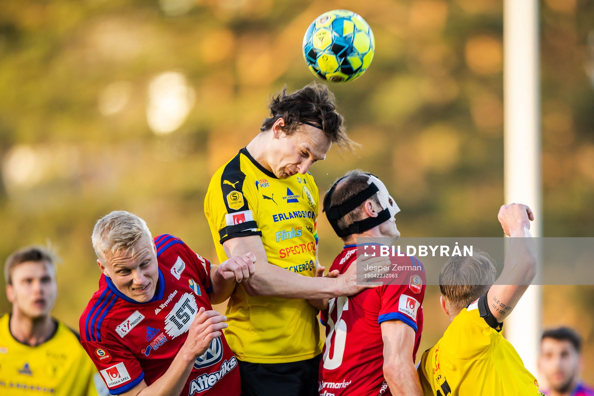 Östers Filip Örnblom  och Dragan Kapcevic i nickduell med