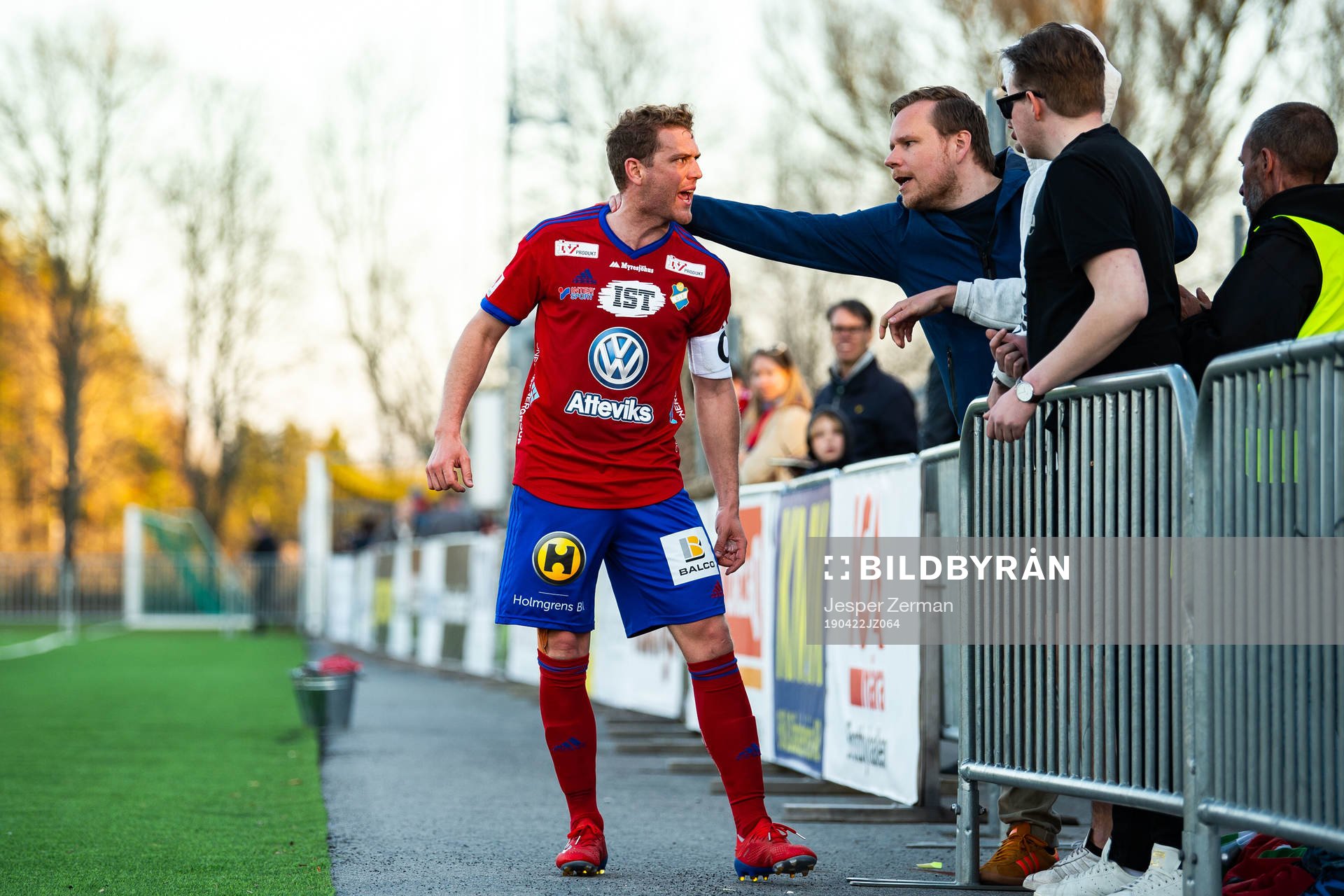 Östers Stefan Karlsson i diskussion med supportrar