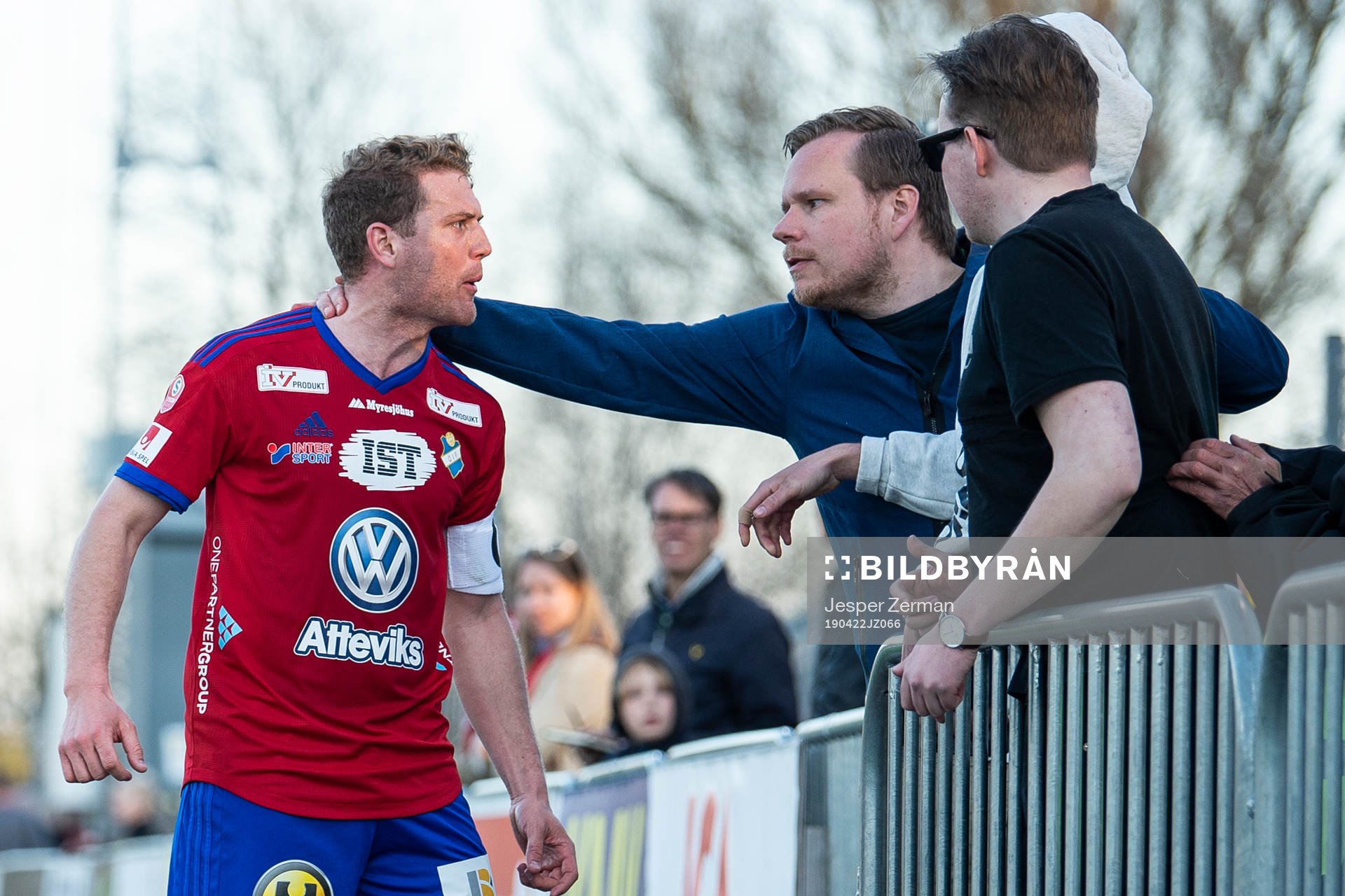 Östers Stefan Karlsson i diskussion med supportrar