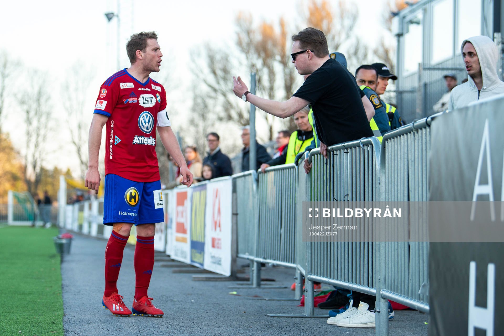 Östers Stefan Karlsson diskuterar med supportrar