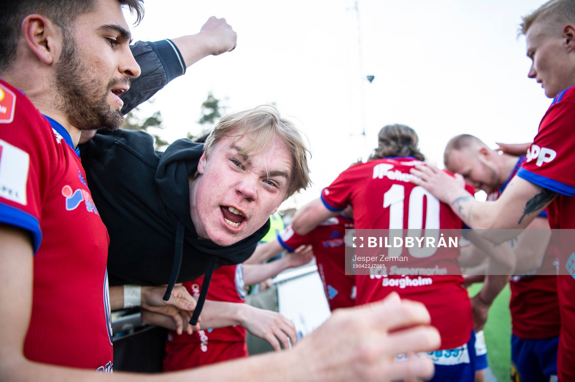 En Östersupportrer jublar