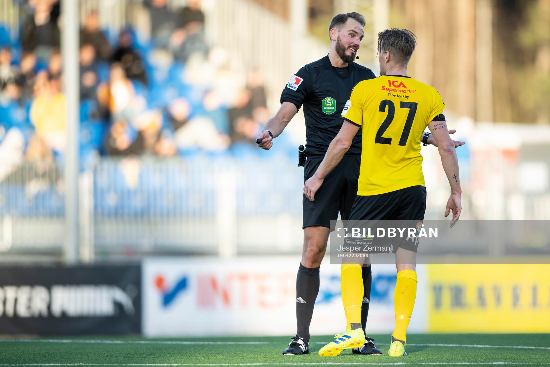 Domare Andreas Johansson i en diskussion med Frejs Kim