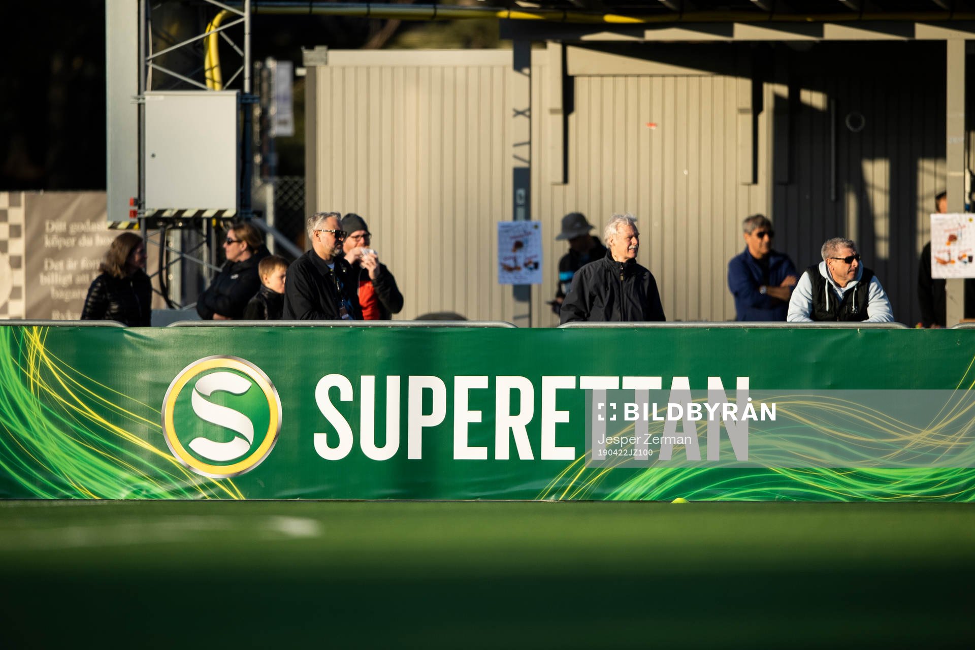 En skylt med Superettans logotyp