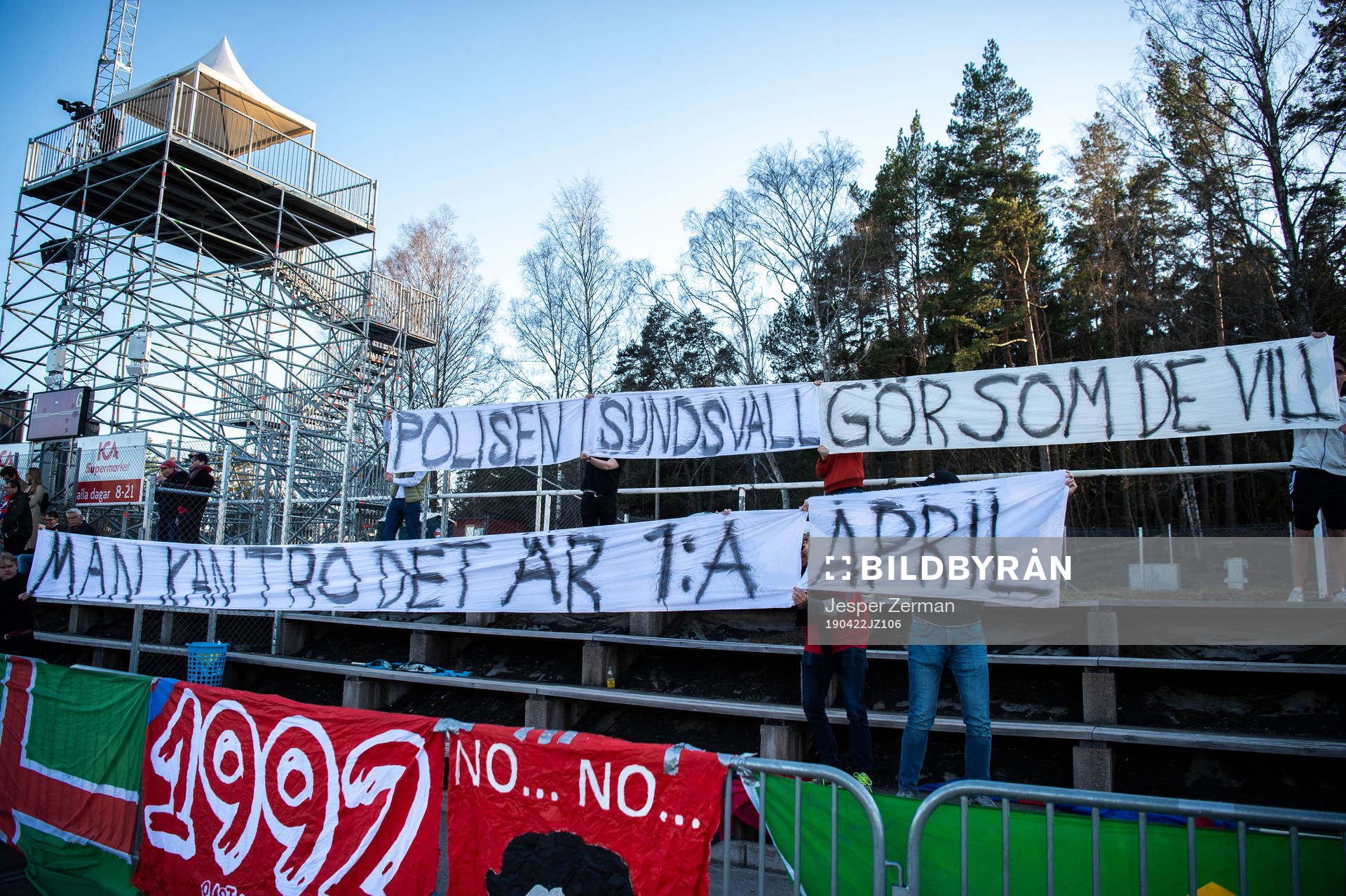 Östers supportrar håller upp banderoller