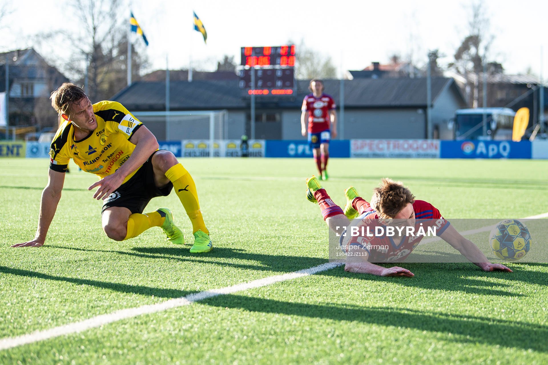 Frejs Kim Skoglund och Östers Carl Johansson under fotbollsmatchen i Superettan mellan Frej och Öster den 22 april 2019 i Stockholm.