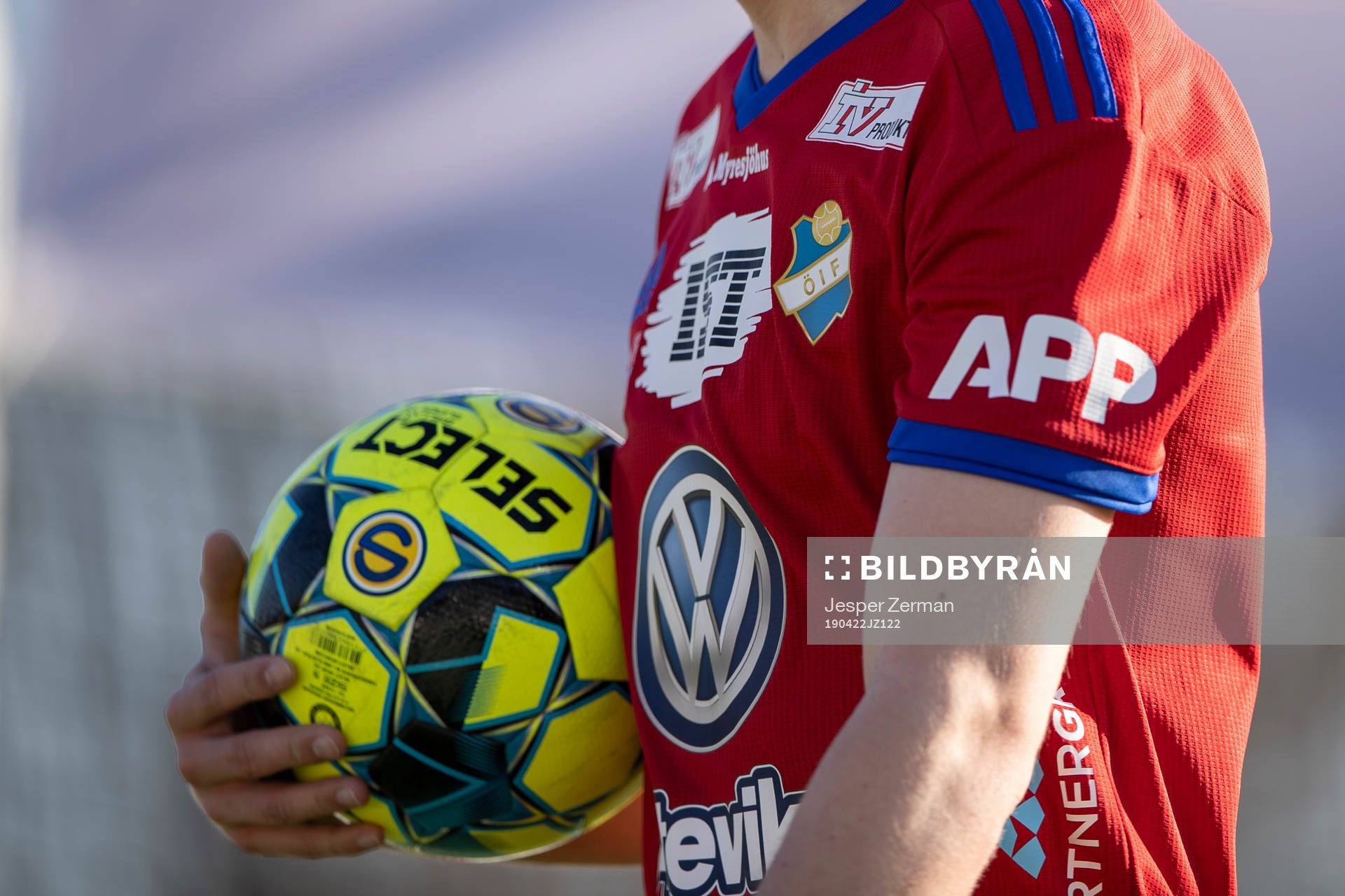 Östers matchtröja och den officiella matchbollen för Superettan under fotbollsmatchen i Superettan mellan Frej och Öster den 22 april 2019 i Stockholm.