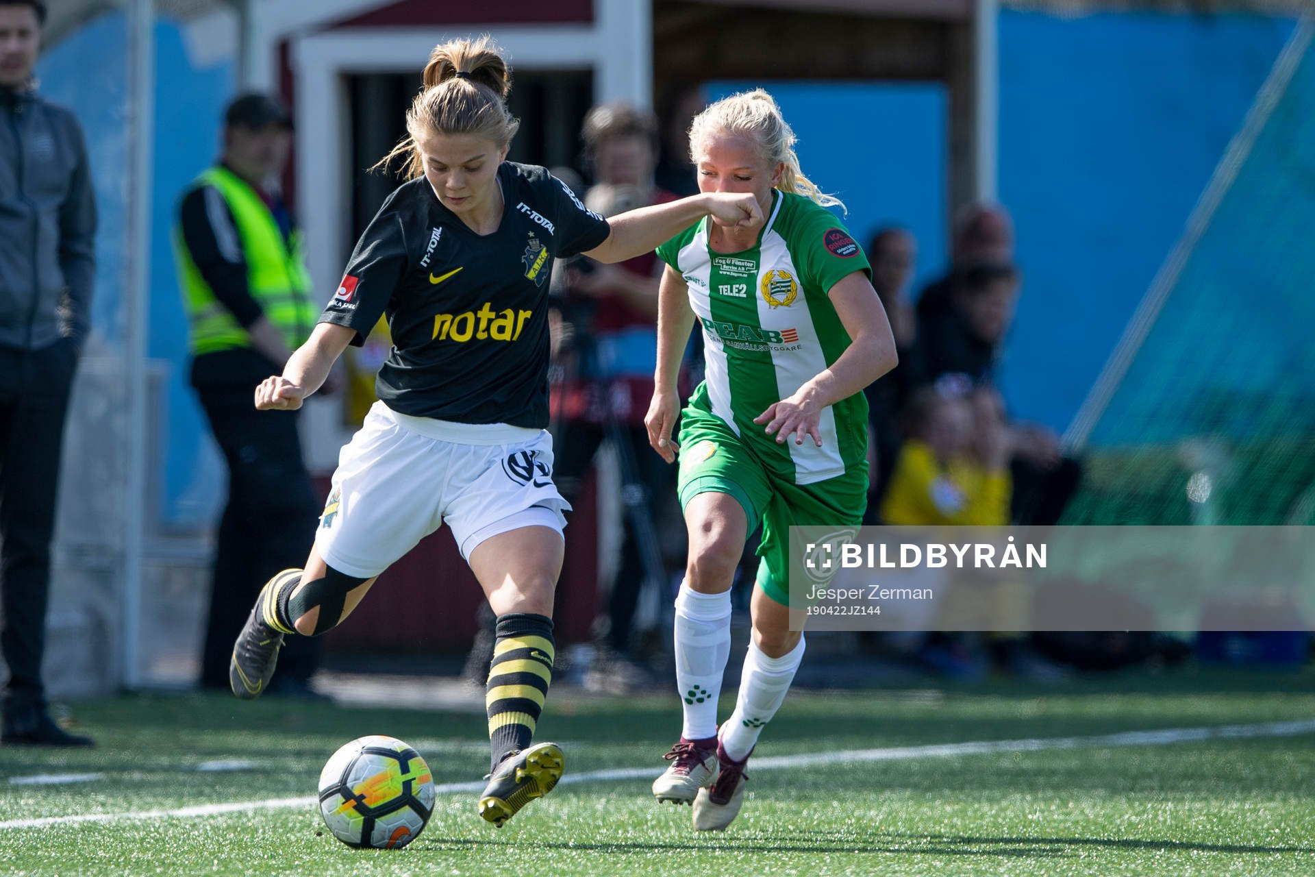 s Therese Simonsson och Hammarbys Astrid Larsson