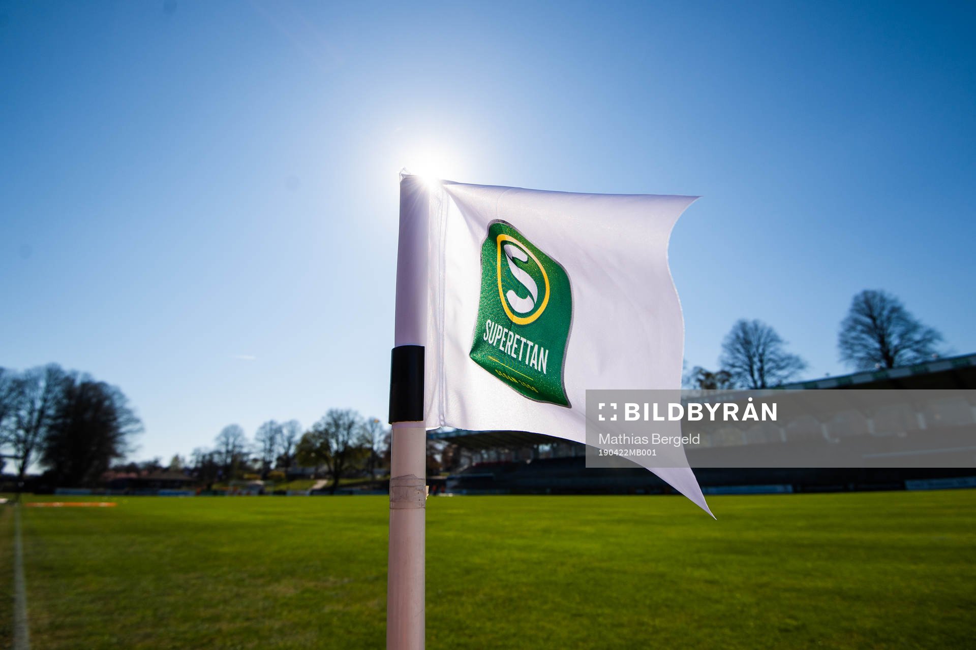 En hörnflagga med superettans logotyp