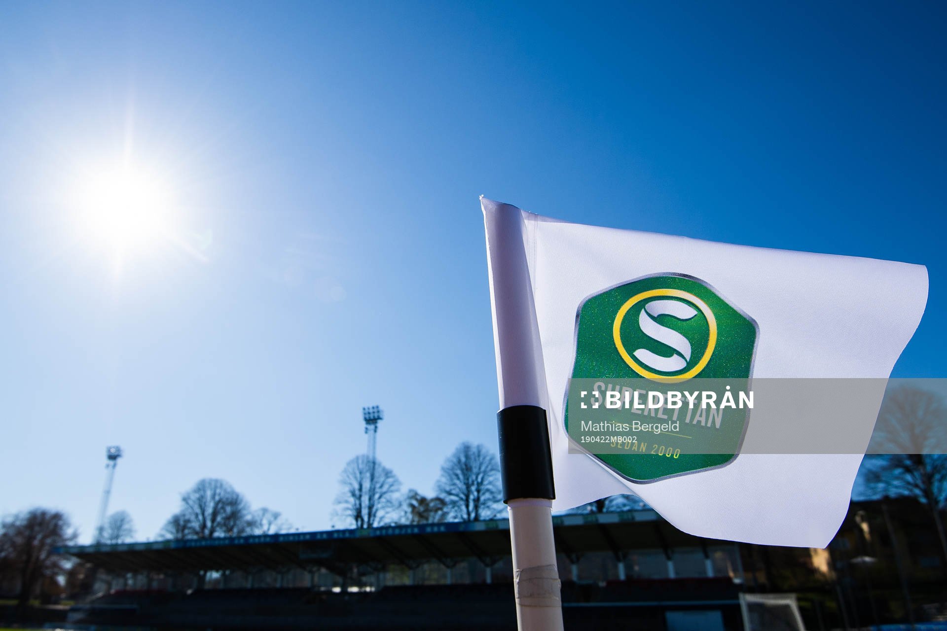En hörnflagga med superettans logotyp