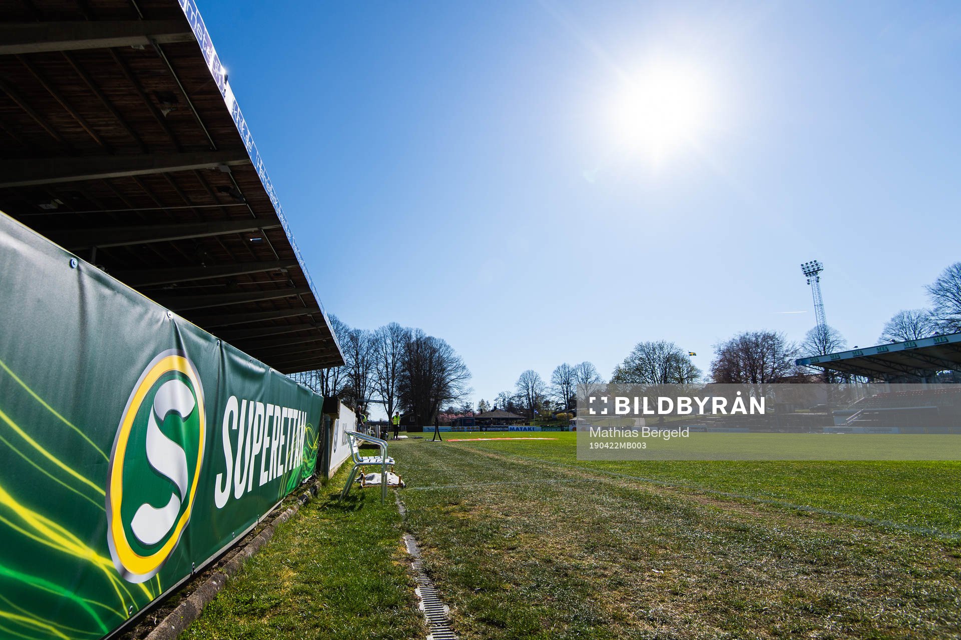 En skylt med superettans logotyp
