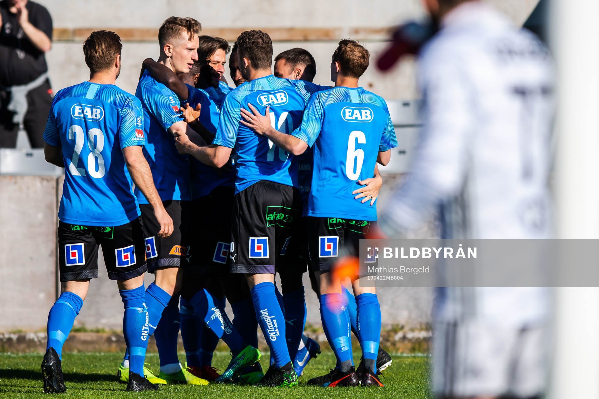Halmstads Thomas Boakye med lagkamrater jublar
