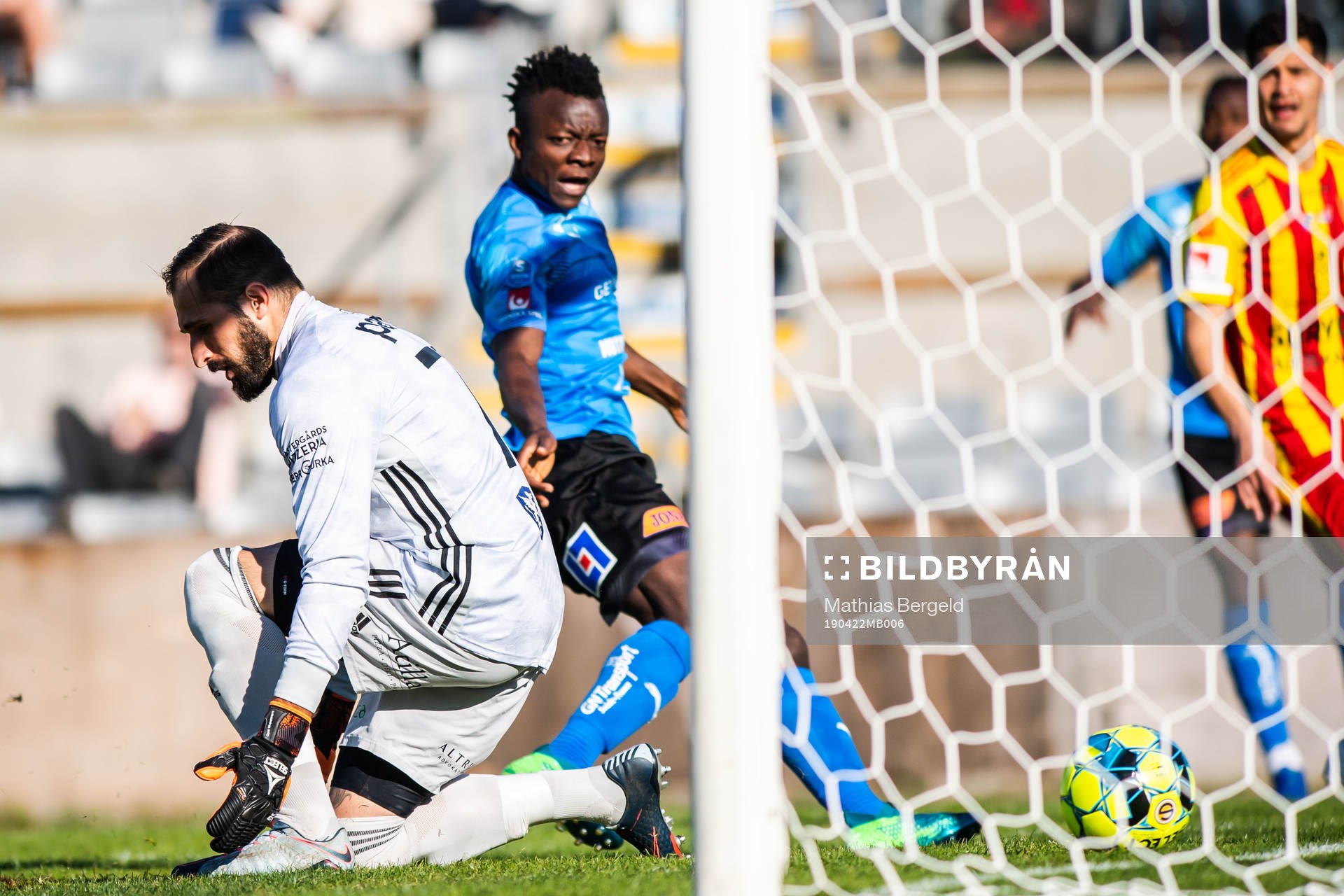 Halmstads Thomas Boakye gör 1-0 bakom Syrianskas målvakt