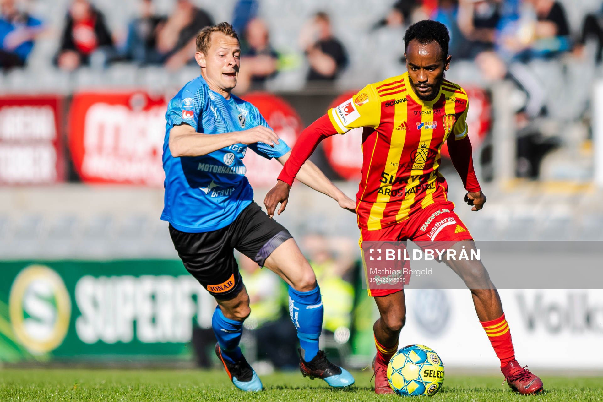 Halmstads Joel Allansson och Syrianskas Beneyam Belye Demte