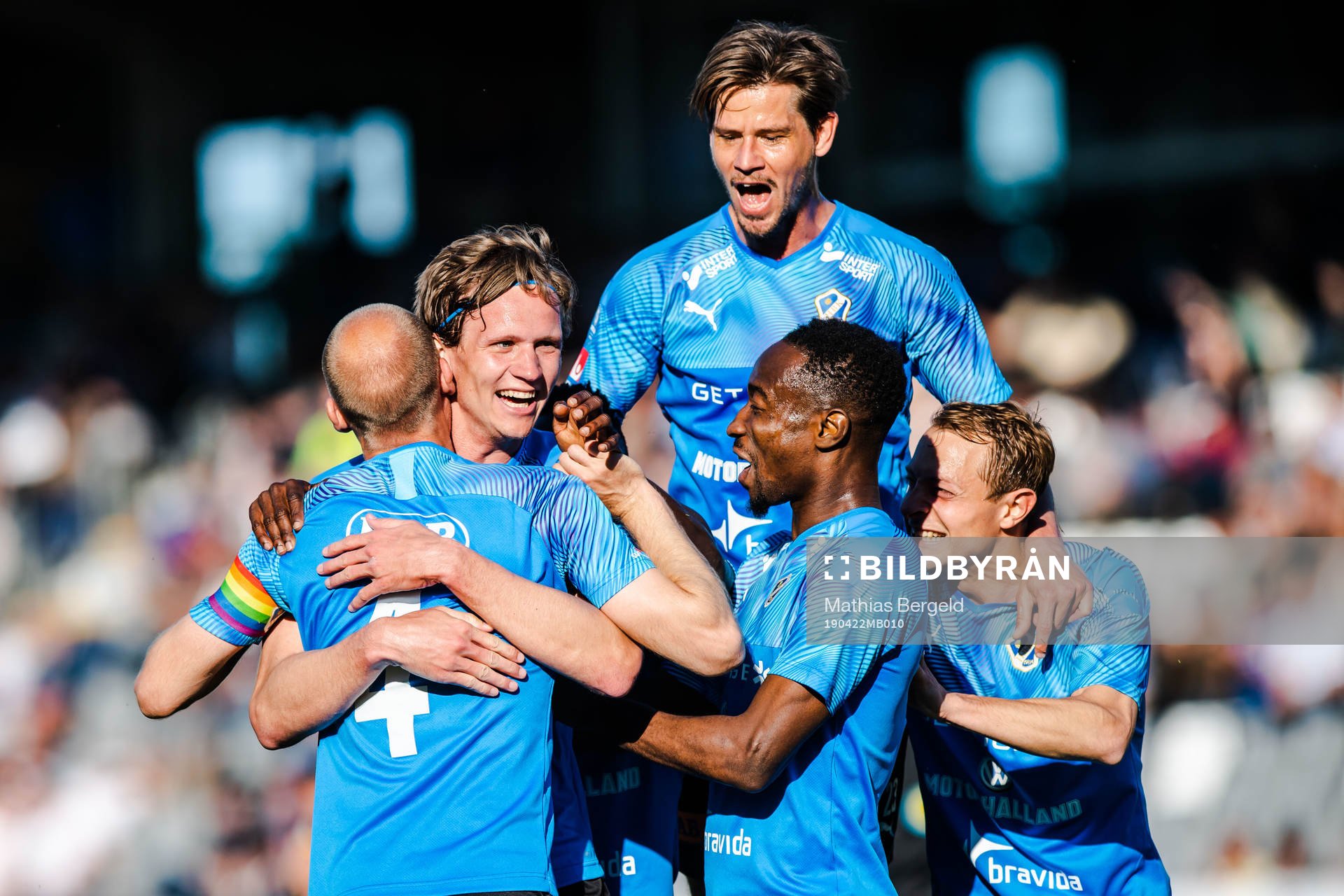 Halmstads Andreas Johansson, Andreas Johansson, Dusan Djuric, Sadat Karim och Joel Allansson jublar efter 2-0 under fotbollsmatchen i Superettan mellan Halmstad och Syrianska den 22 april 2019 i Halmstad.